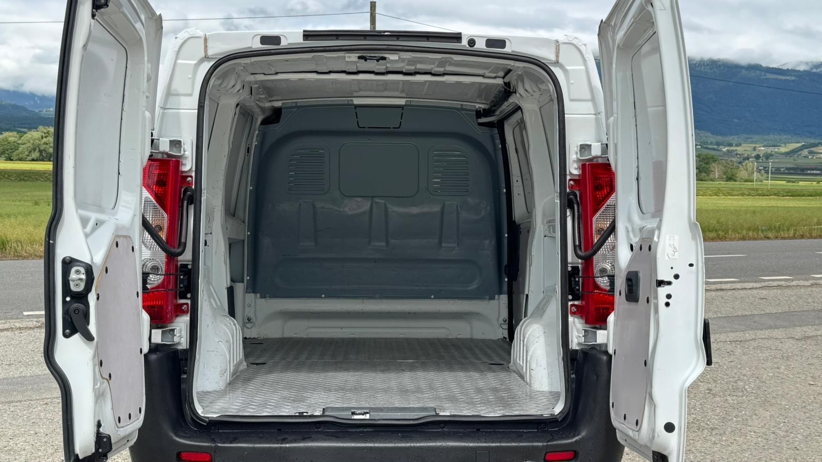 PEUGEOT Expert 2.0 HDi 229 L2H1-image-5