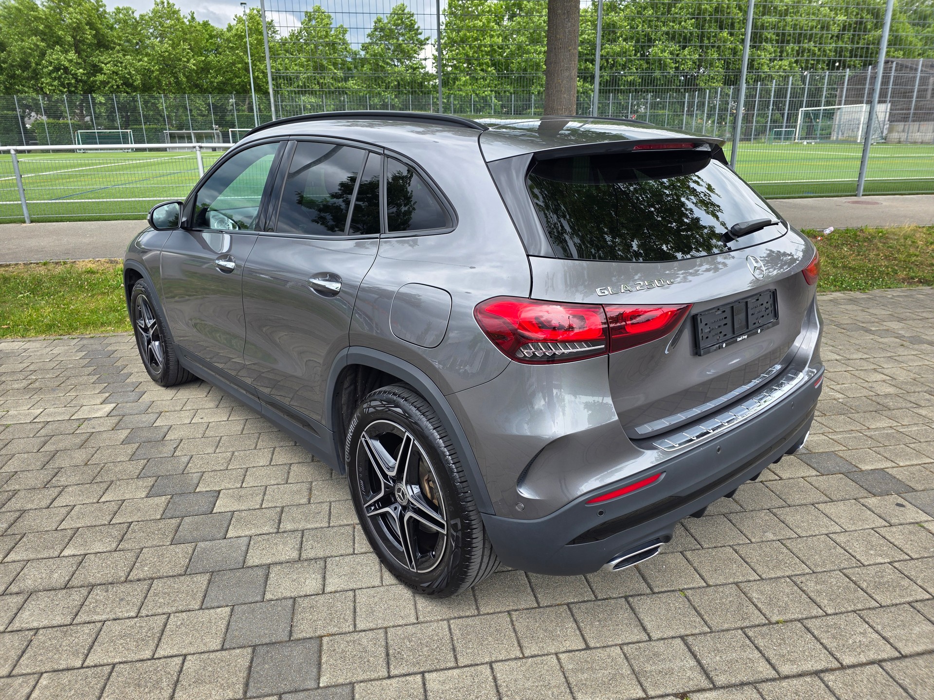 MERCEDES-BENZ GLA 250e AMG Line 8G-DCT-showroom-element-3