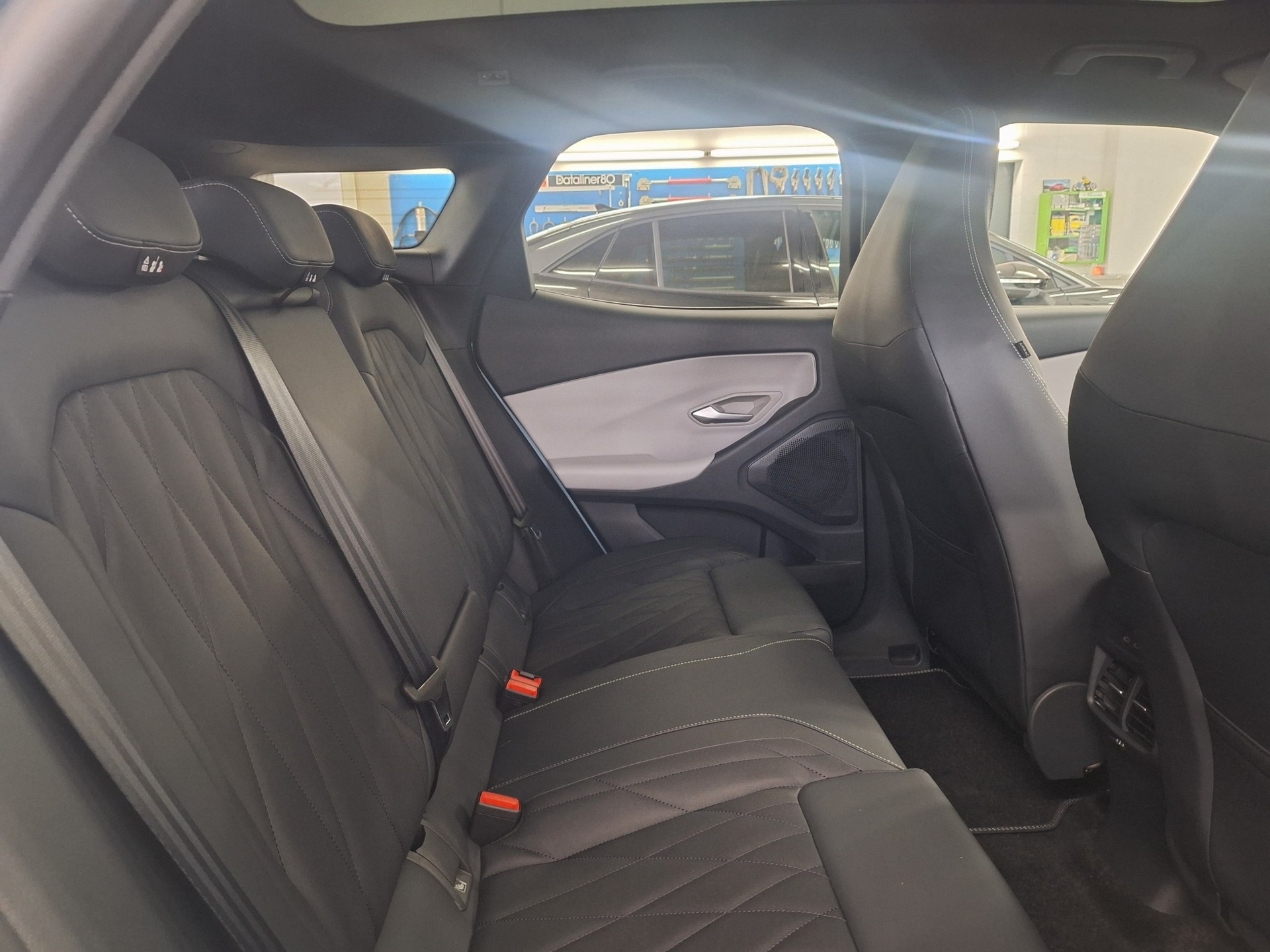 FORD Explorer Elektro 77kWh Dual Extended Range Premium AWD⚡CH-Auslieferung mit Herstellergarantie bis Okt.2027 / Anhängerkupplung⚡-image-22