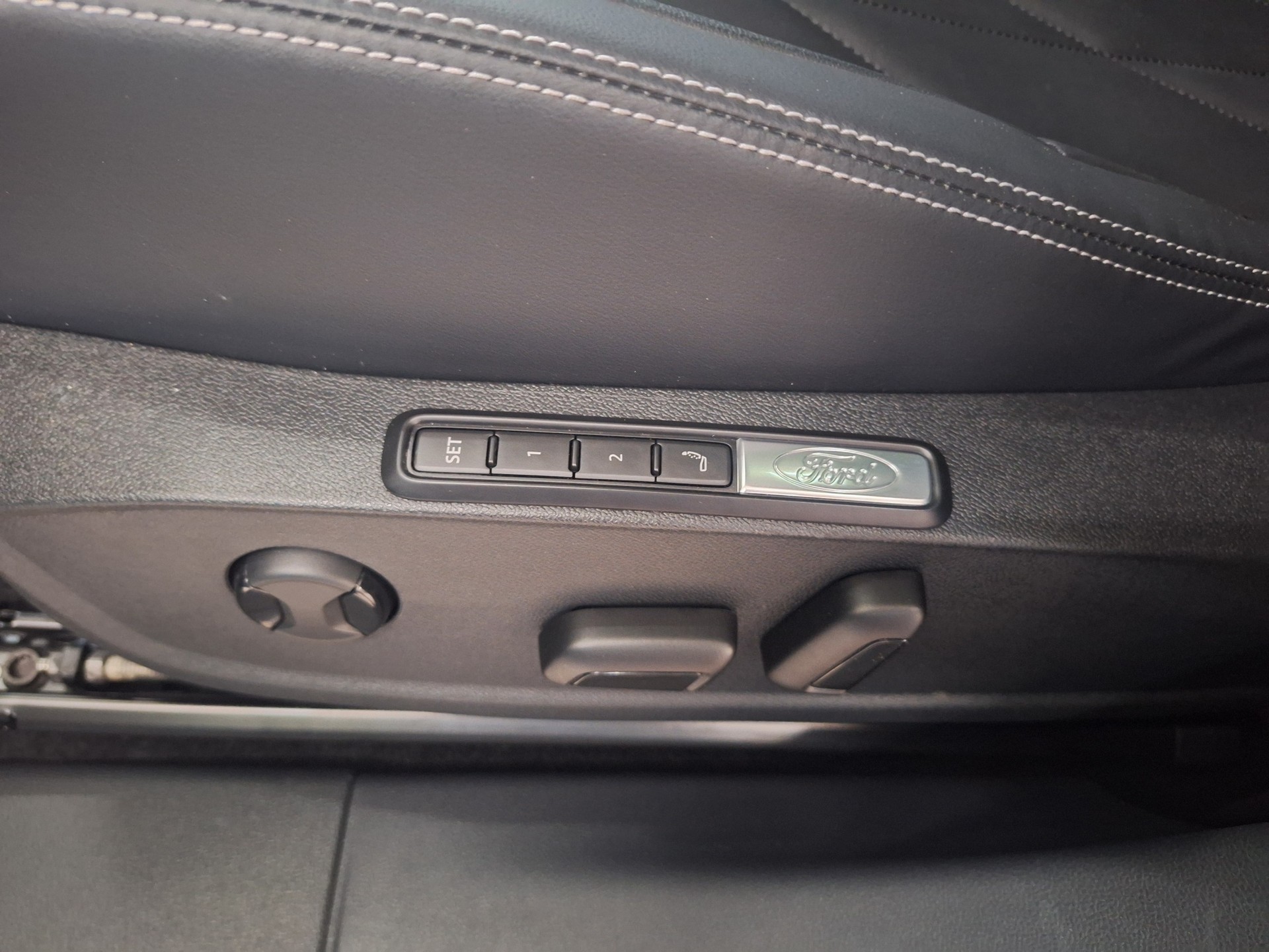 FORD Explorer Elektro 77kWh Dual Extended Range Premium AWD⚡CH-Auslieferung mit Herstellergarantie bis Okt.2027 / Anhängerkupplung⚡-image-8