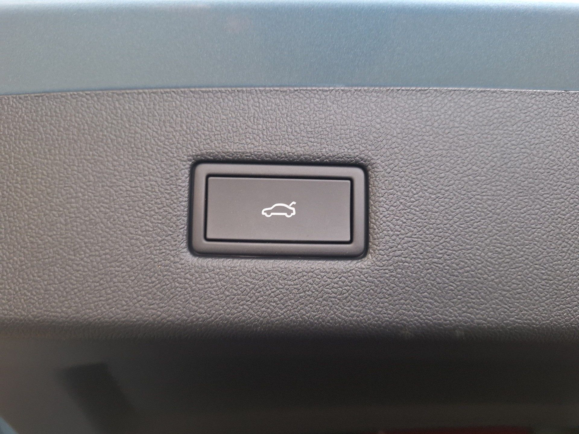 FORD Explorer Elektro 77kWh Dual Extended Range Premium AWD⚡CH-Auslieferung mit Herstellergarantie bis Okt.2027 / Anhängerkupplung⚡-image-24