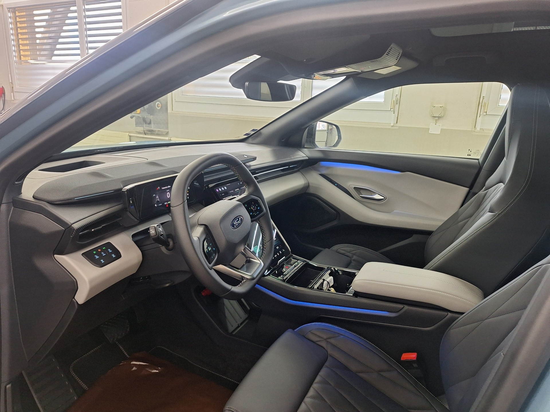 FORD Explorer Elektro 77kWh Dual Extended Range Premium AWD⚡CH-Auslieferung mit Herstellergarantie bis Okt.2027 / Anhängerkupplung⚡-image-7