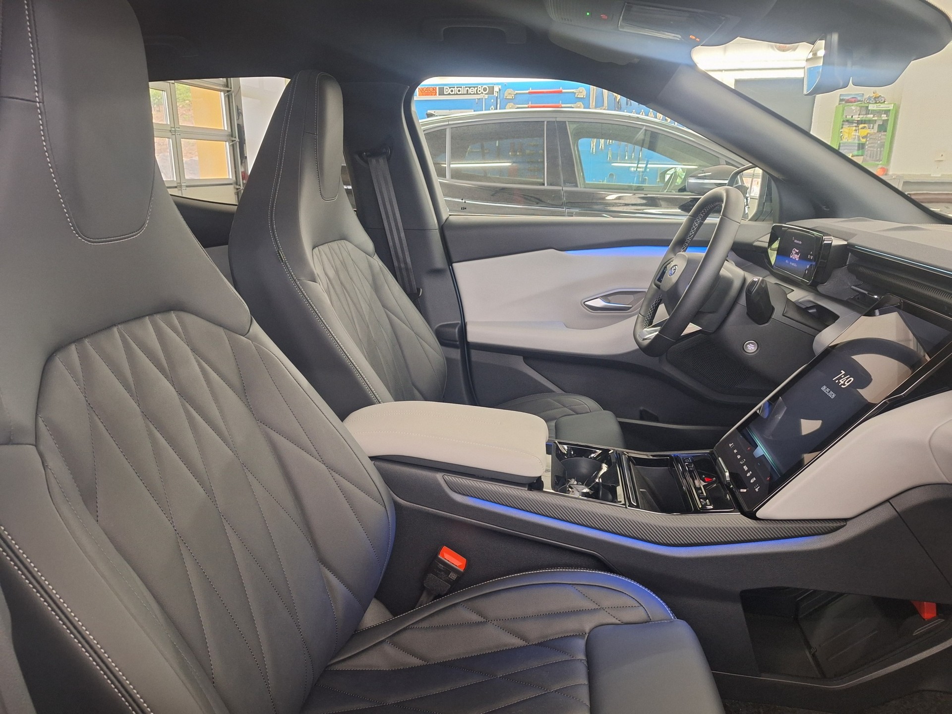 FORD Explorer Elektro 77kWh Dual Extended Range Premium AWD⚡CH-Auslieferung mit Herstellergarantie bis Okt.2027 / Anhängerkupplung⚡-image-21