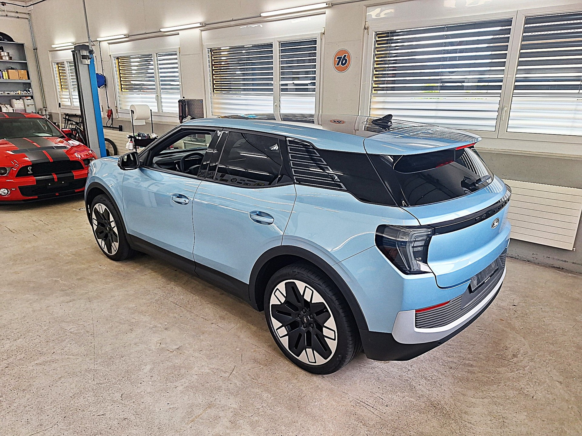 FORD Explorer Elektro 77kWh Dual Extended Range Premium AWD⚡CH-Auslieferung mit Herstellergarantie bis Okt.2027 / Anhängerkupplung⚡-image-5