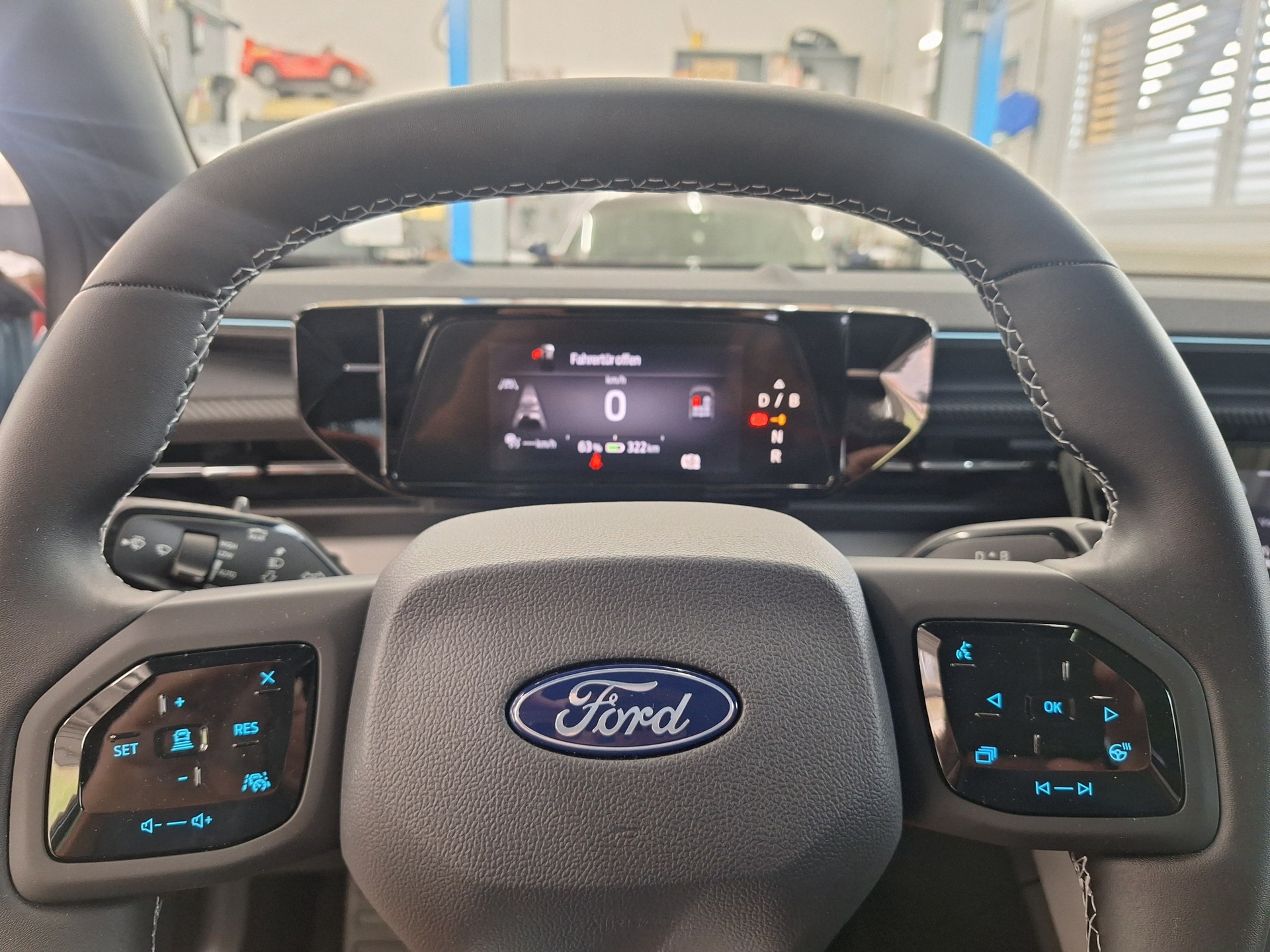 FORD Explorer Elektro 77kWh Dual Extended Range Premium AWD⚡CH-Auslieferung mit Herstellergarantie bis Okt.2027 / Anhängerkupplung⚡-image-9
