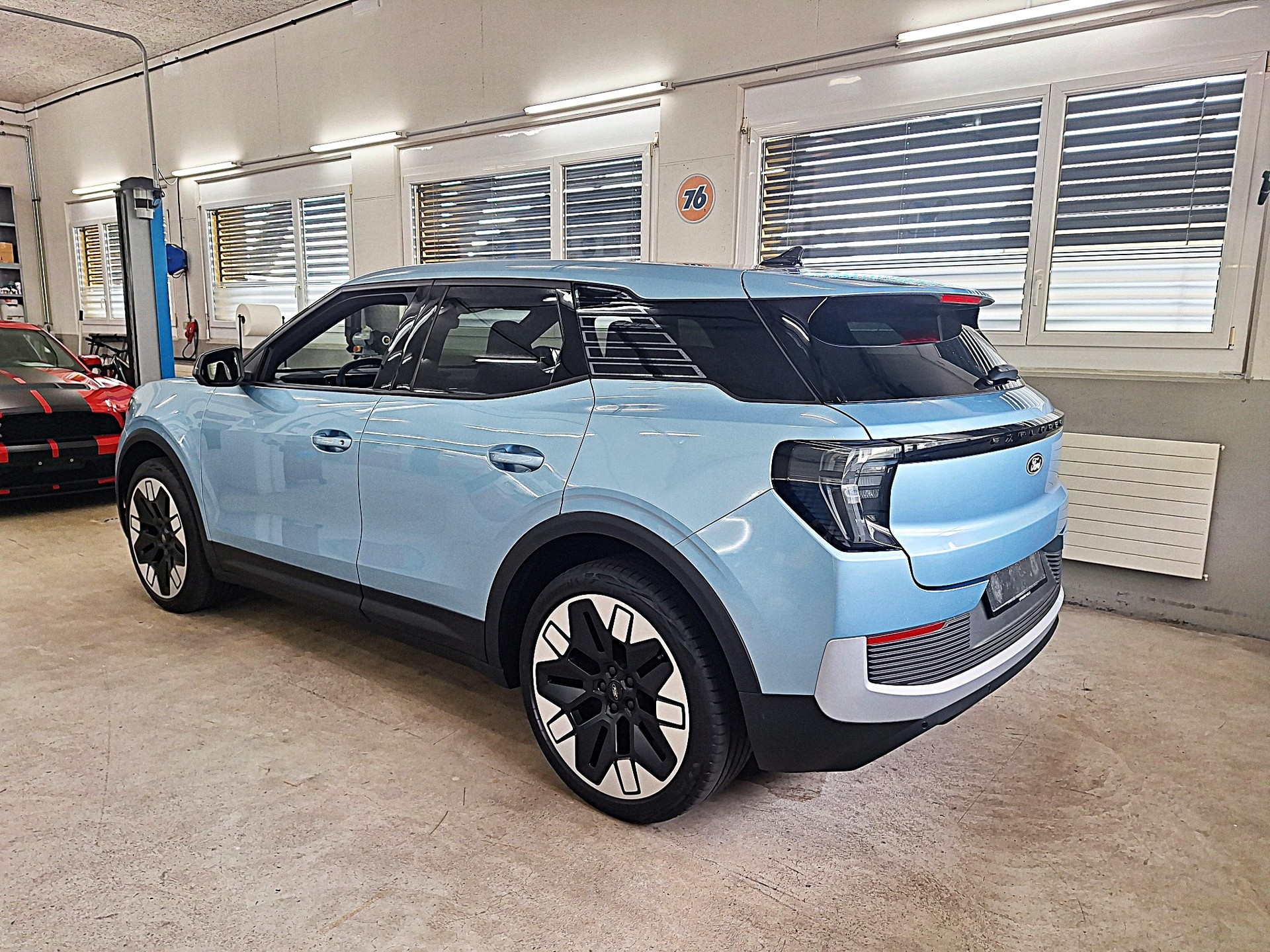 FORD Explorer Elektro 77kWh Dual Extended Range Premium AWD⚡CH-Auslieferung mit Herstellergarantie bis Okt.2027 / Anhängerkupplung⚡-image-4