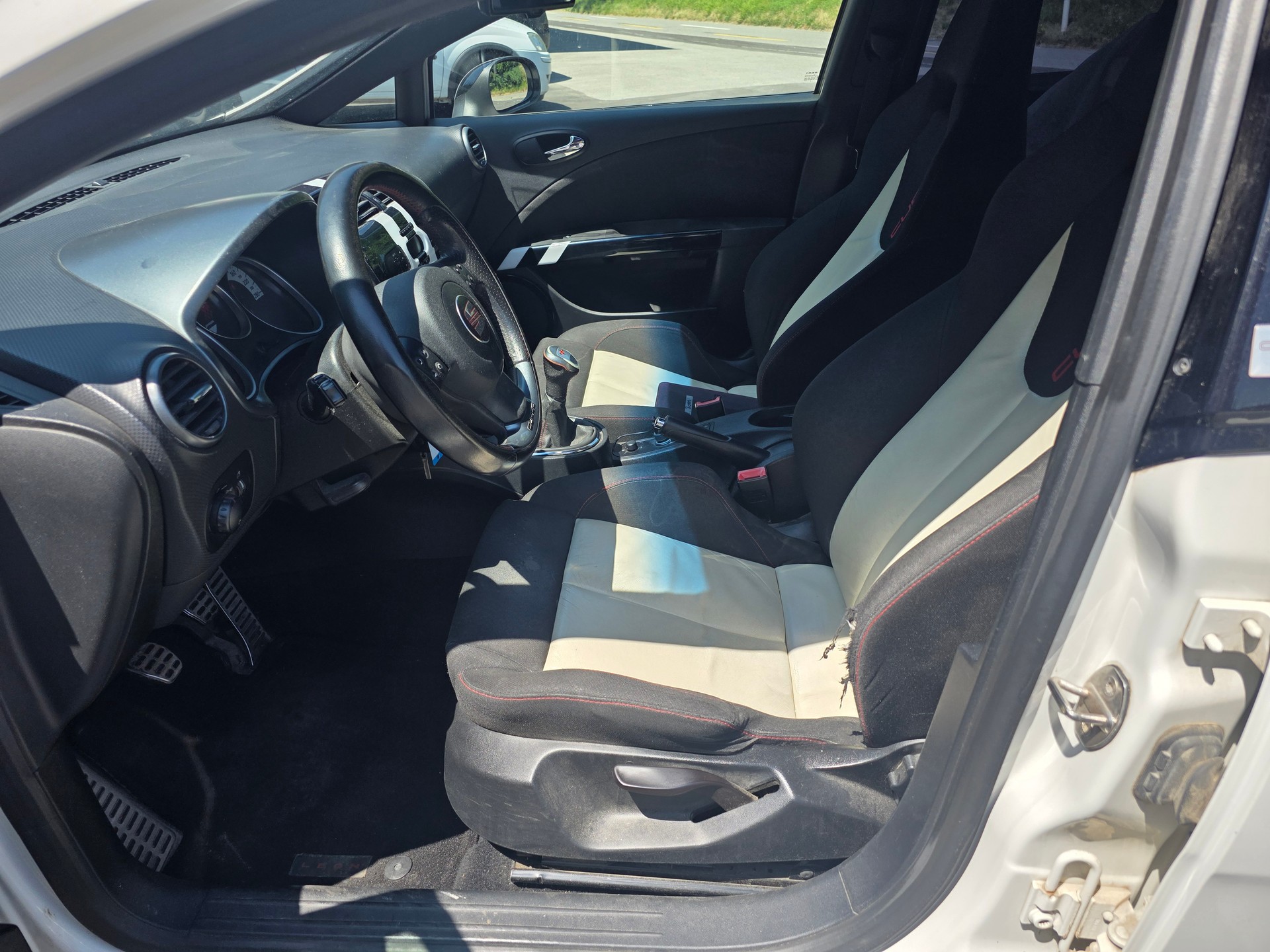 SEAT Leon 2.0 TSI World Champion Edition-image-10