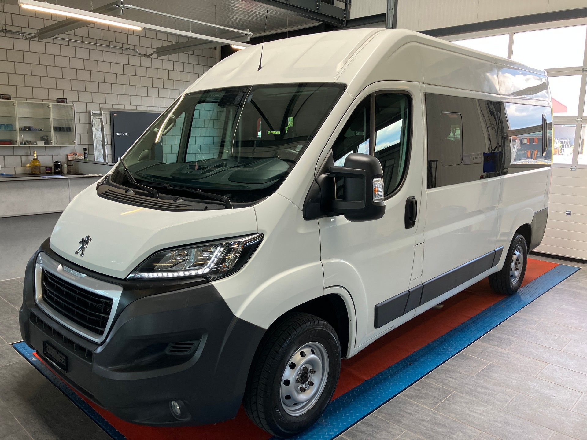 PEUGEOT Boxer 2.0 BlueHDI 333 Allure L2H2 9 Plätze-image-6