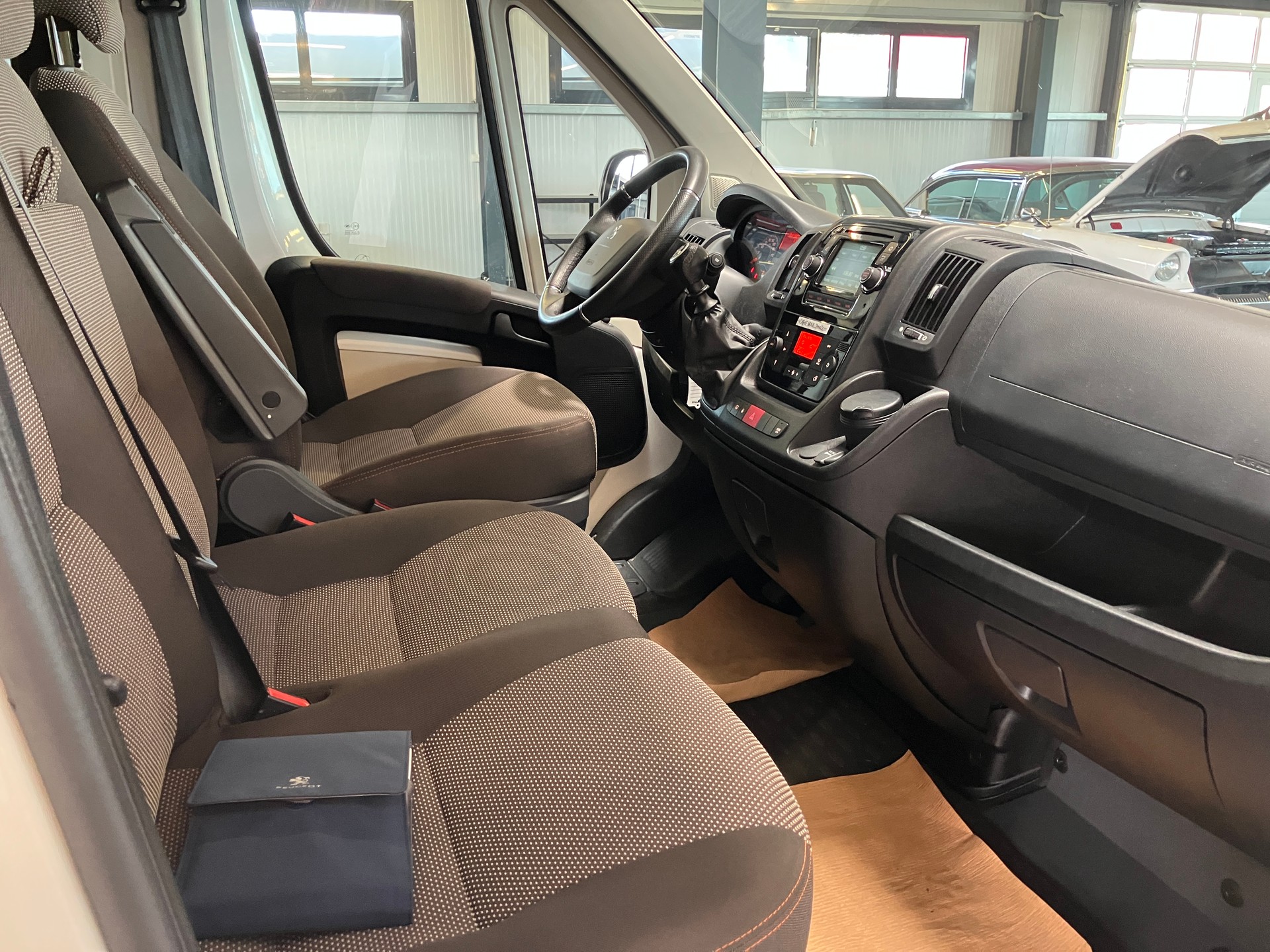 PEUGEOT Boxer 2.0 BlueHDI 333 Allure L2H2 9 Plätze-image-27
