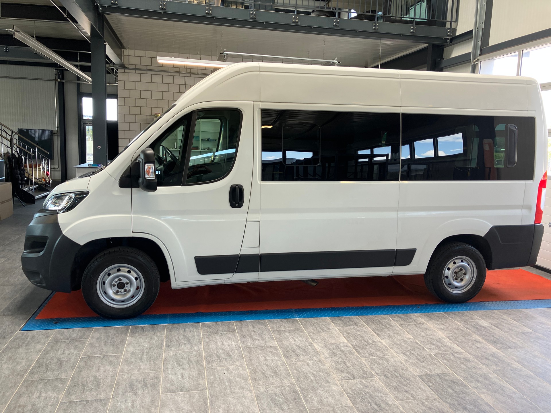 PEUGEOT Boxer 2.0 BlueHDI 333 Allure L2H2 9 Plätze-image-5