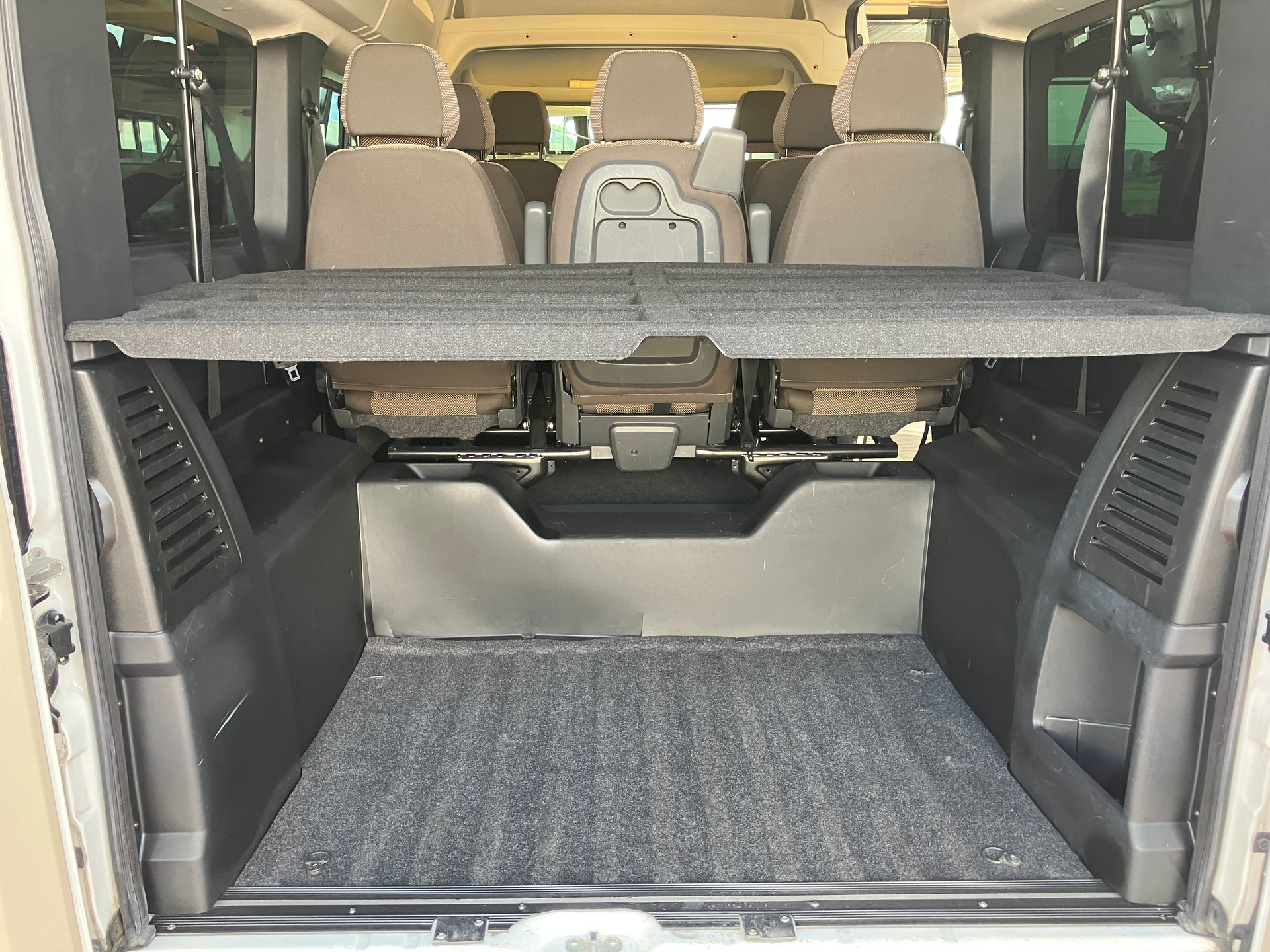 PEUGEOT Boxer 2.0 BlueHDI 333 Allure L2H2 9 Plätze-image-19