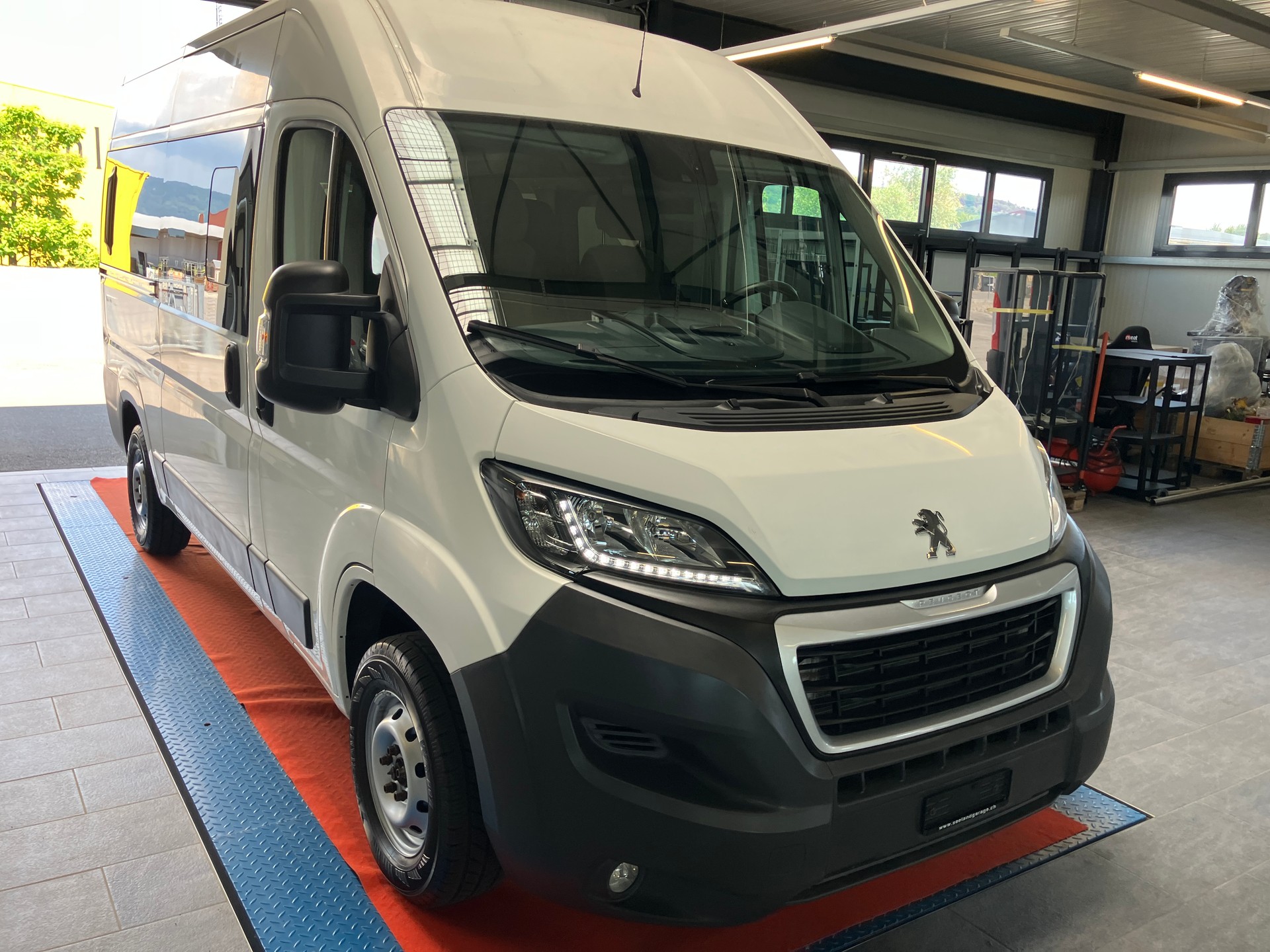 PEUGEOT Boxer 2.0 BlueHDI 333 Allure L2H2 9 Plätze-image-11