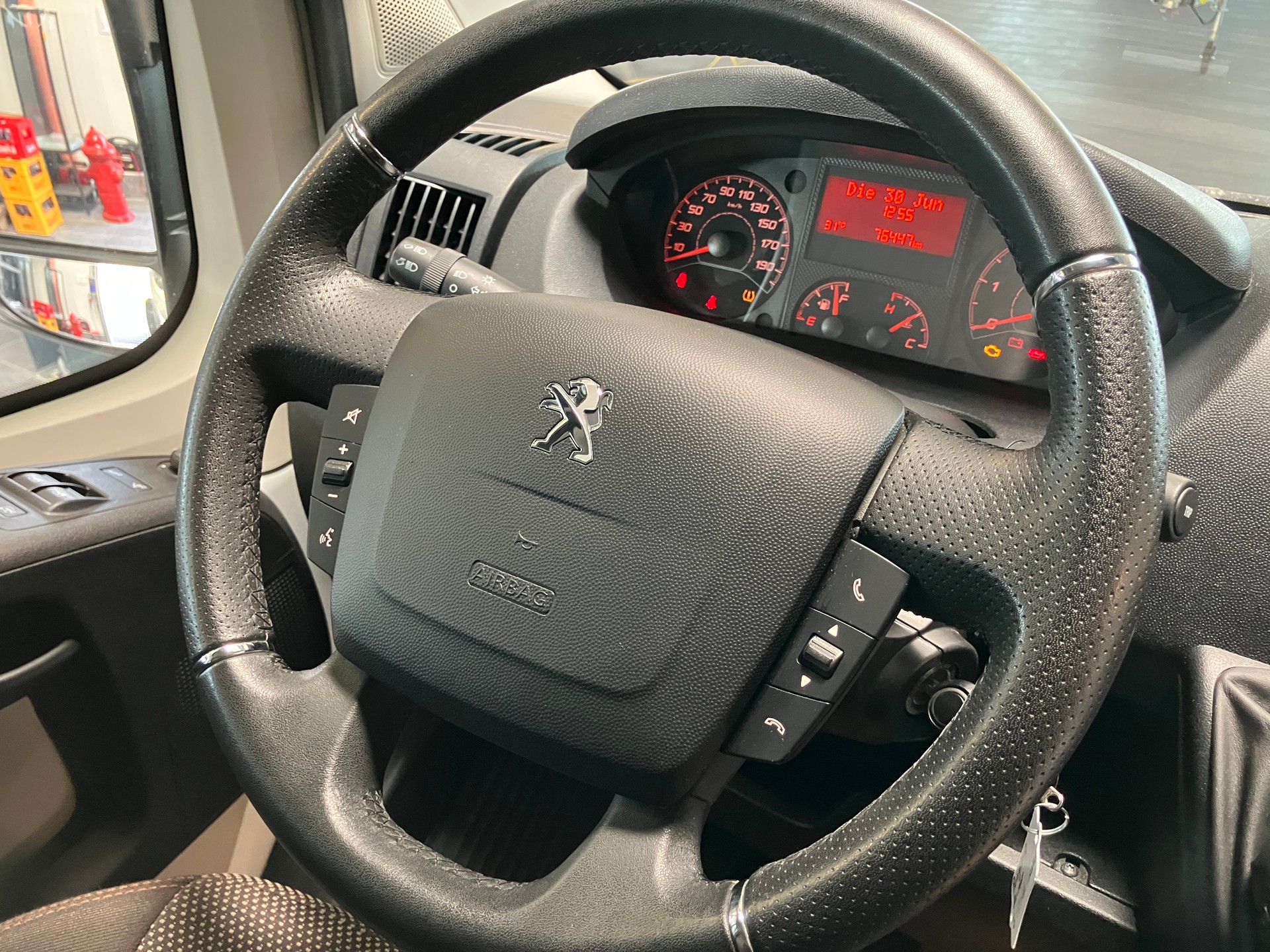 PEUGEOT Boxer 2.0 BlueHDI 333 Allure L2H2 9 Plätze-image-25