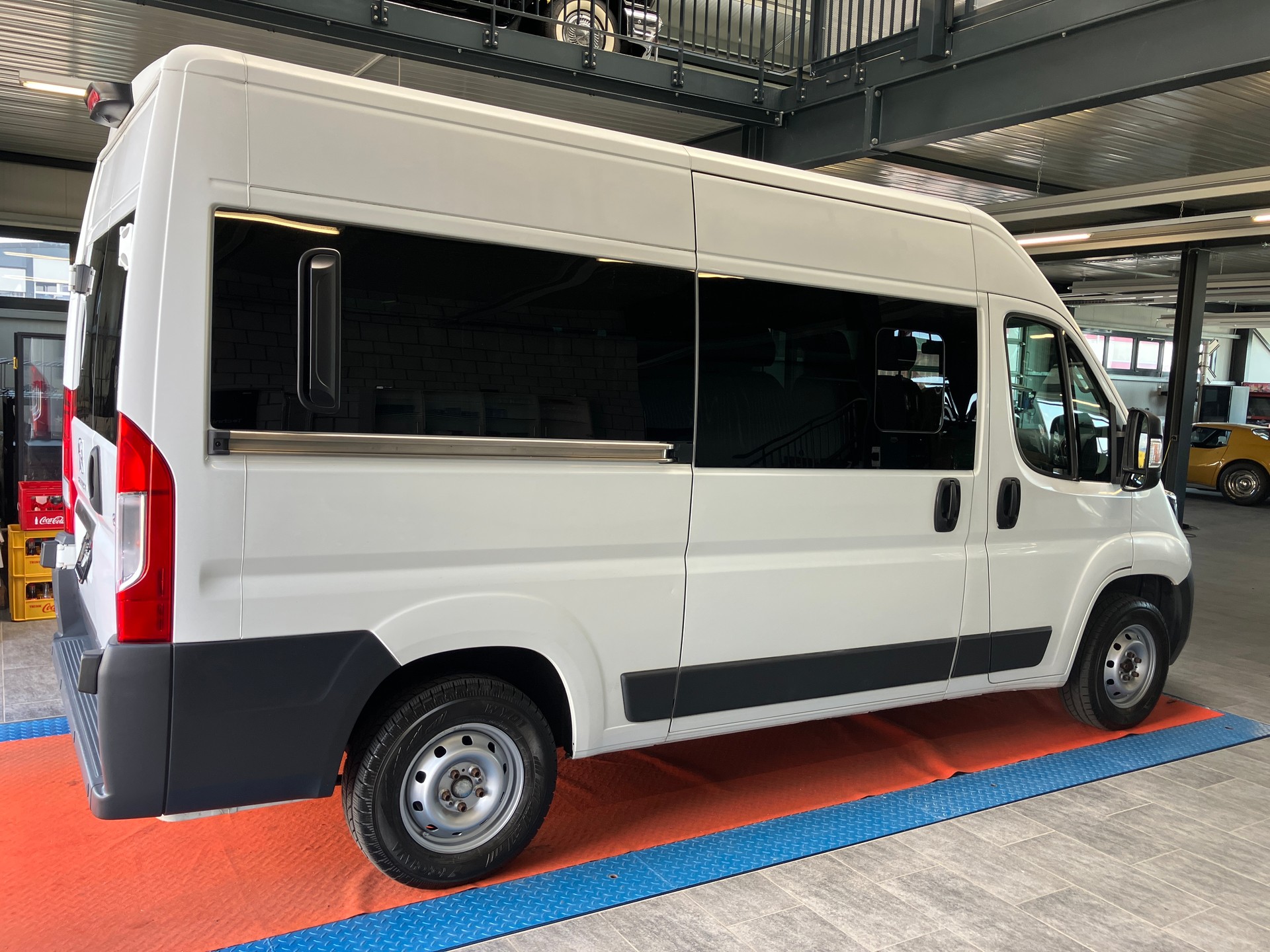 PEUGEOT Boxer 2.0 BlueHDI 333 Allure L2H2 9 Plätze-showroom-element-1