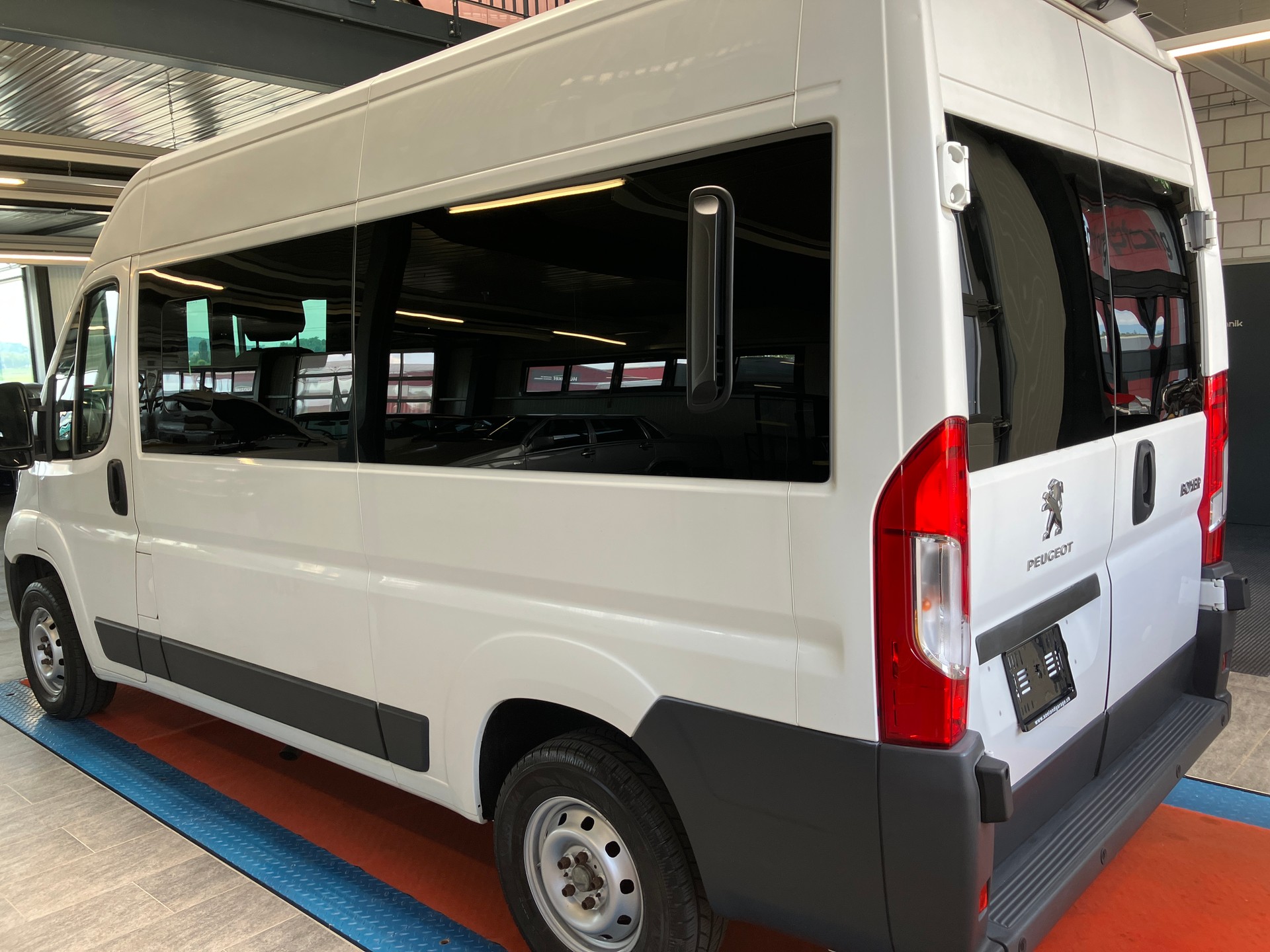 PEUGEOT Boxer 2.0 BlueHDI 333 Allure L2H2 9 Plätze-image-4