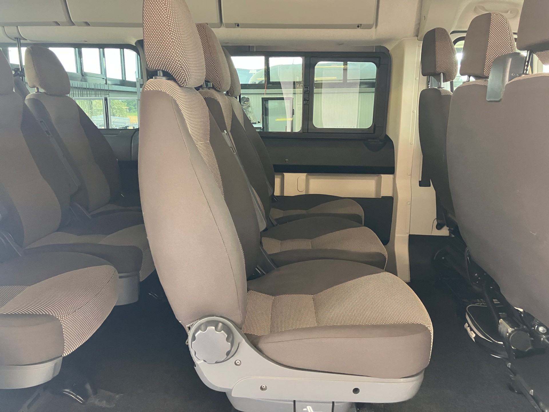 PEUGEOT Boxer 2.0 BlueHDI 333 Allure L2H2 9 Plätze-image-22