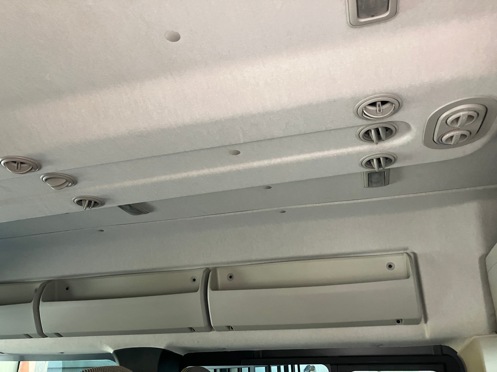 PEUGEOT Boxer 2.0 BlueHDI 333 Allure L2H2 9 Plätze-image-14