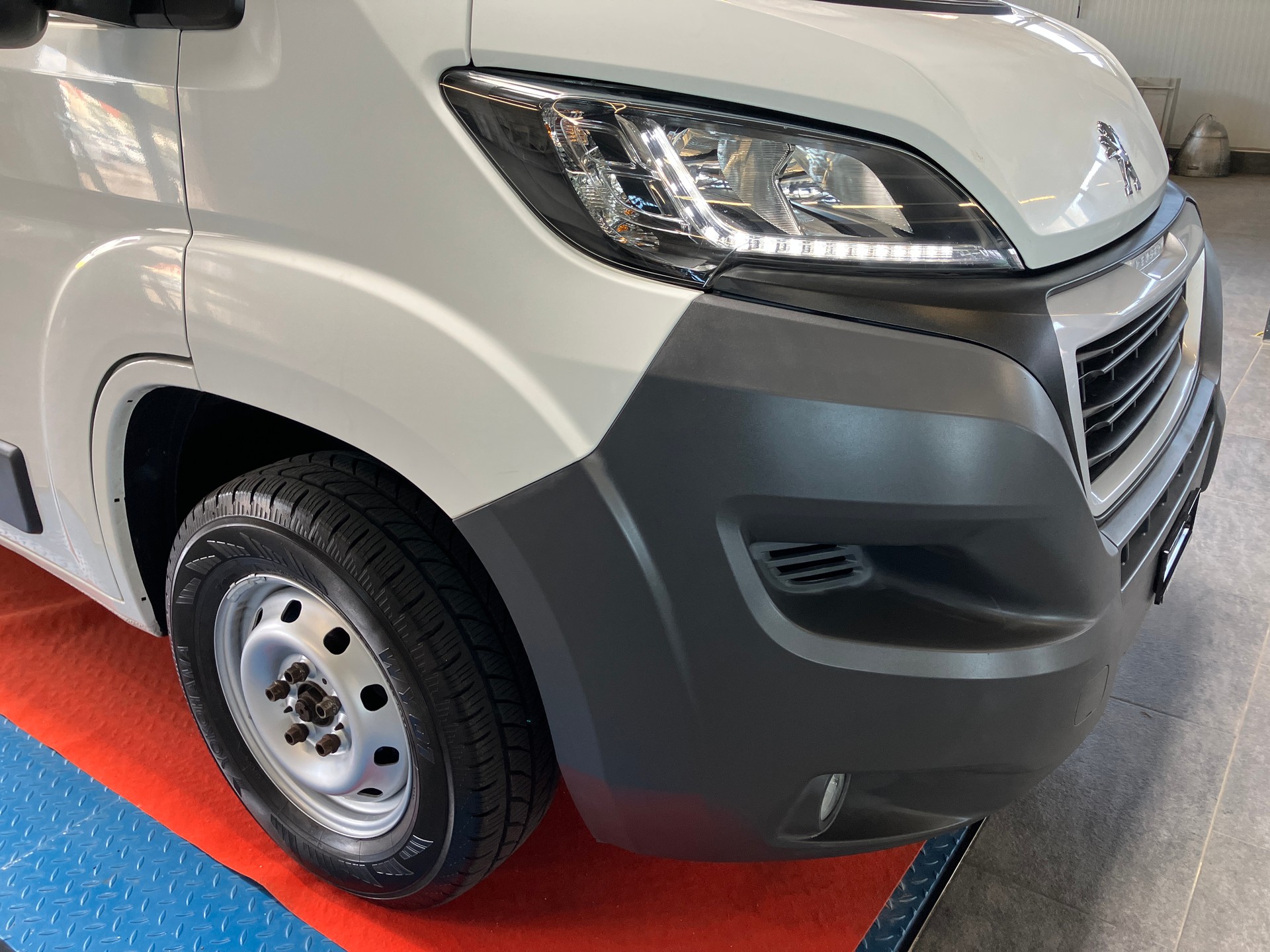 PEUGEOT Boxer 2.0 BlueHDI 333 Allure L2H2 9 Plätze-image-9