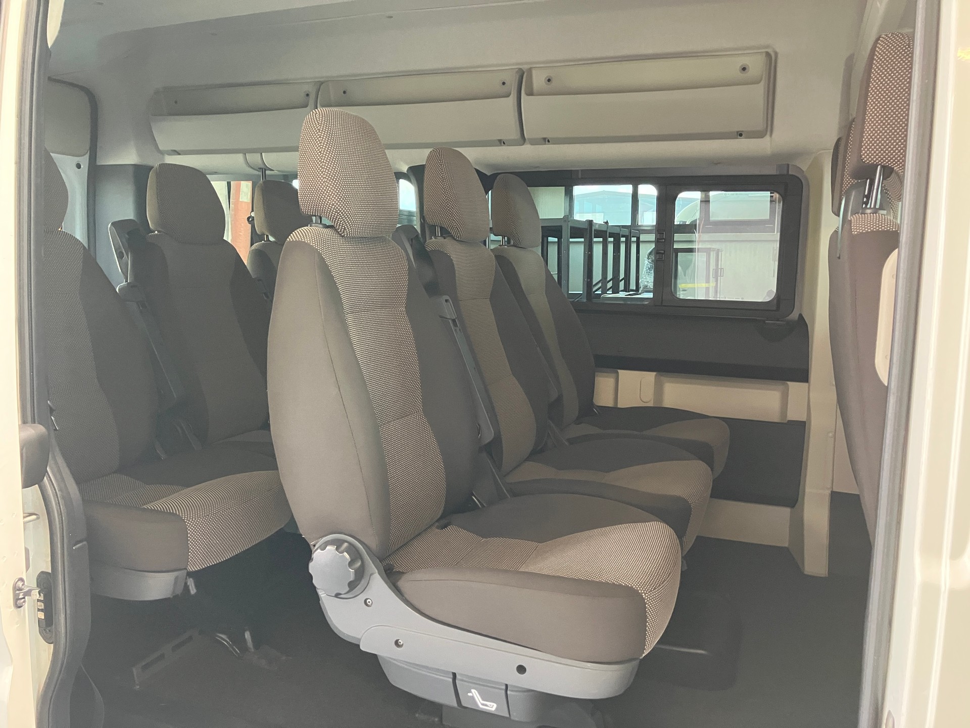 PEUGEOT Boxer 2.0 BlueHDI 333 Allure L2H2 9 Plätze-image-23