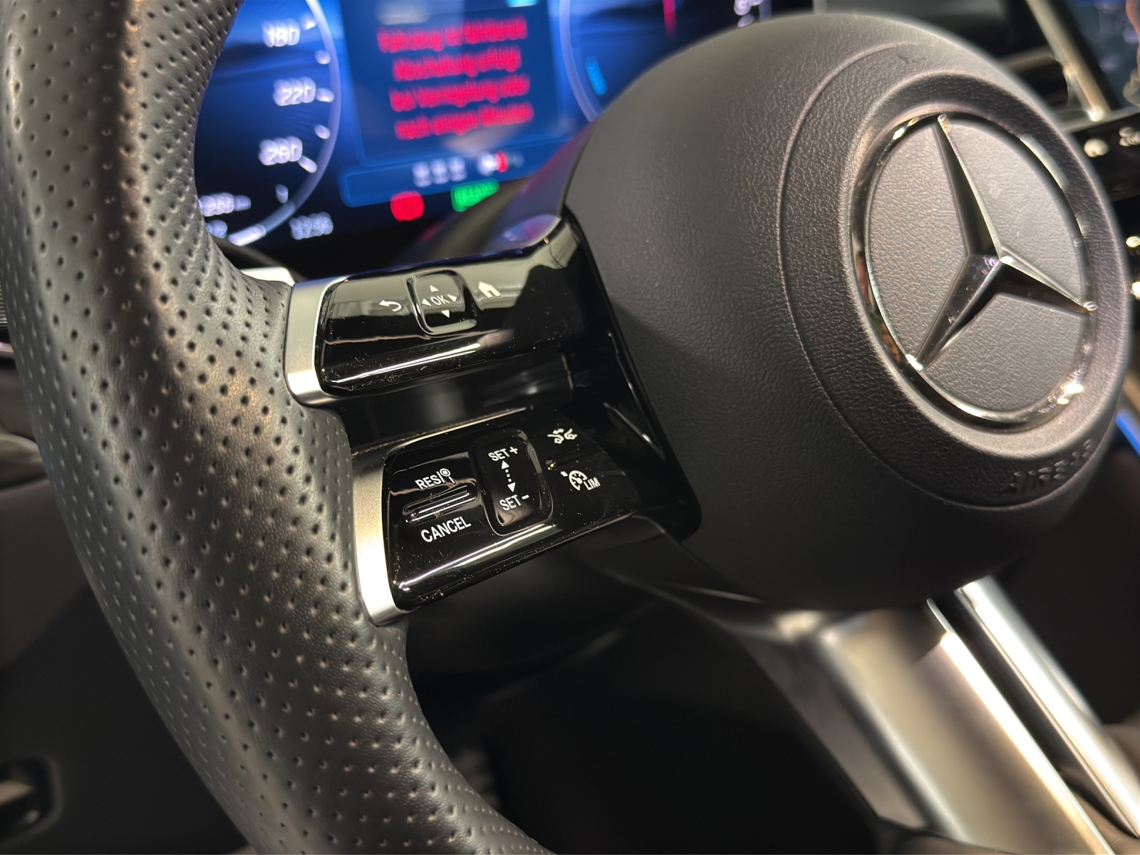 MERCEDES-BENZ GLC 300 e 4Matic 9G-Tronic-image-17