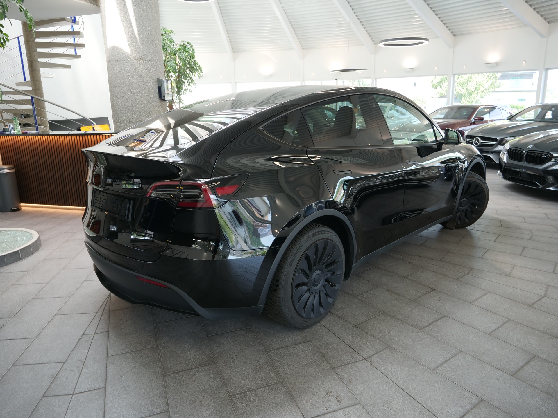 TESLA Model Y RWD-showroom-element-1