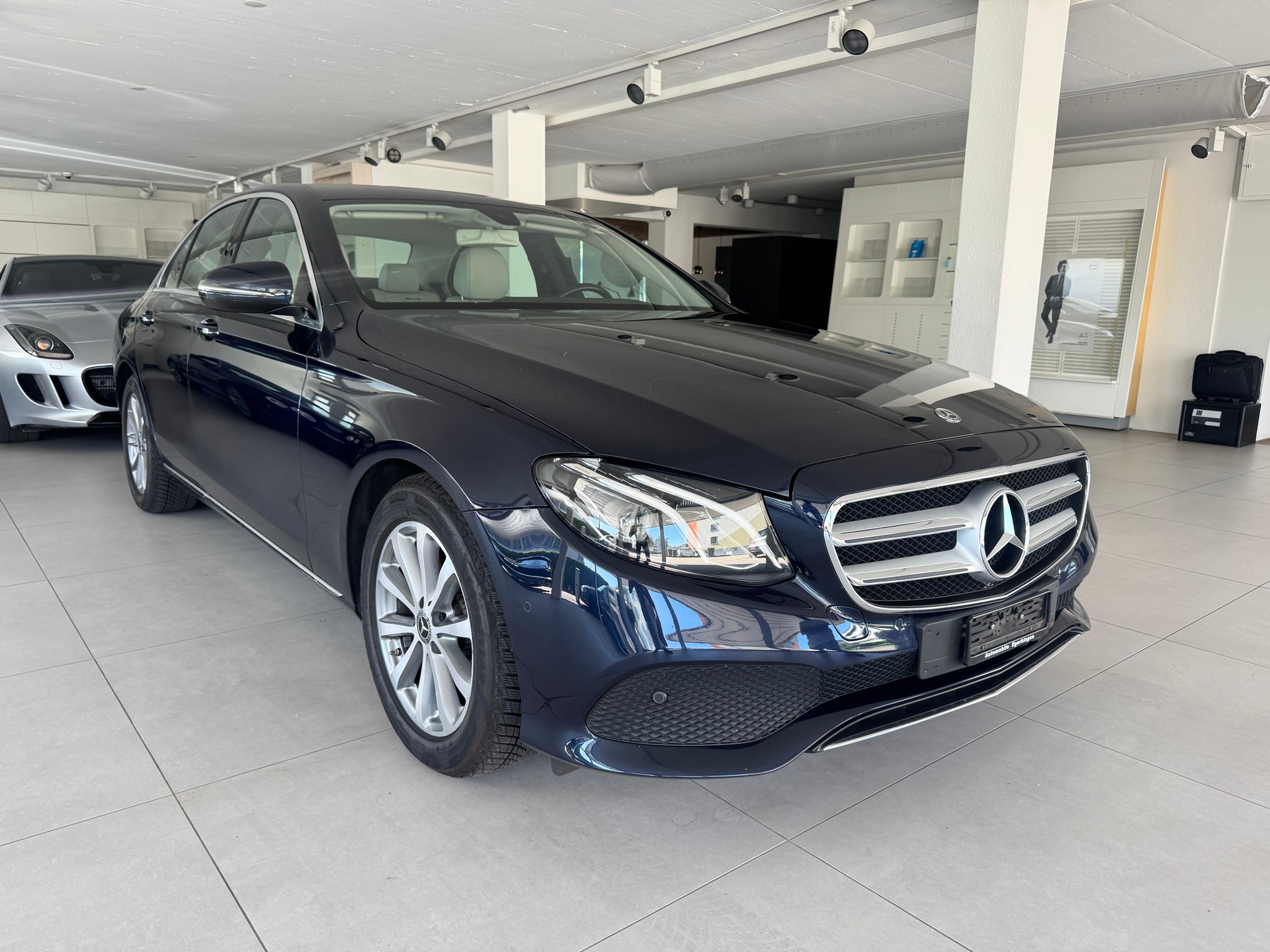 MERCEDES-BENZ E 220 d Exclusive 9G-Tronic-showroom-element-1