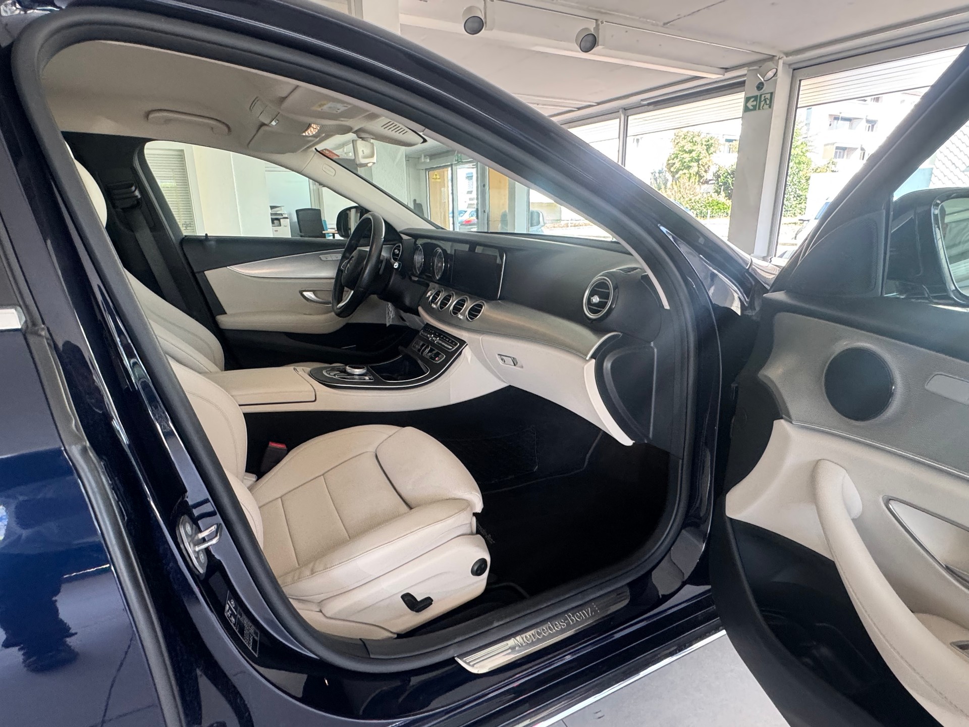 MERCEDES-BENZ E 220 d Exclusive 9G-Tronic-image-10