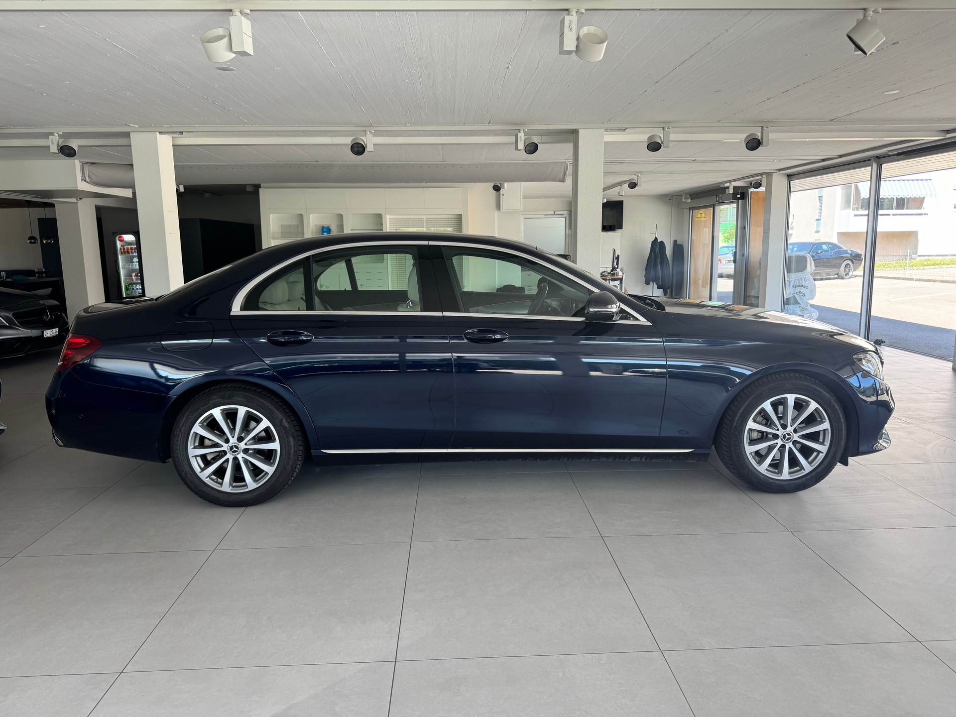 MERCEDES-BENZ E 220 d Exclusive 9G-Tronic-showroom-element-3