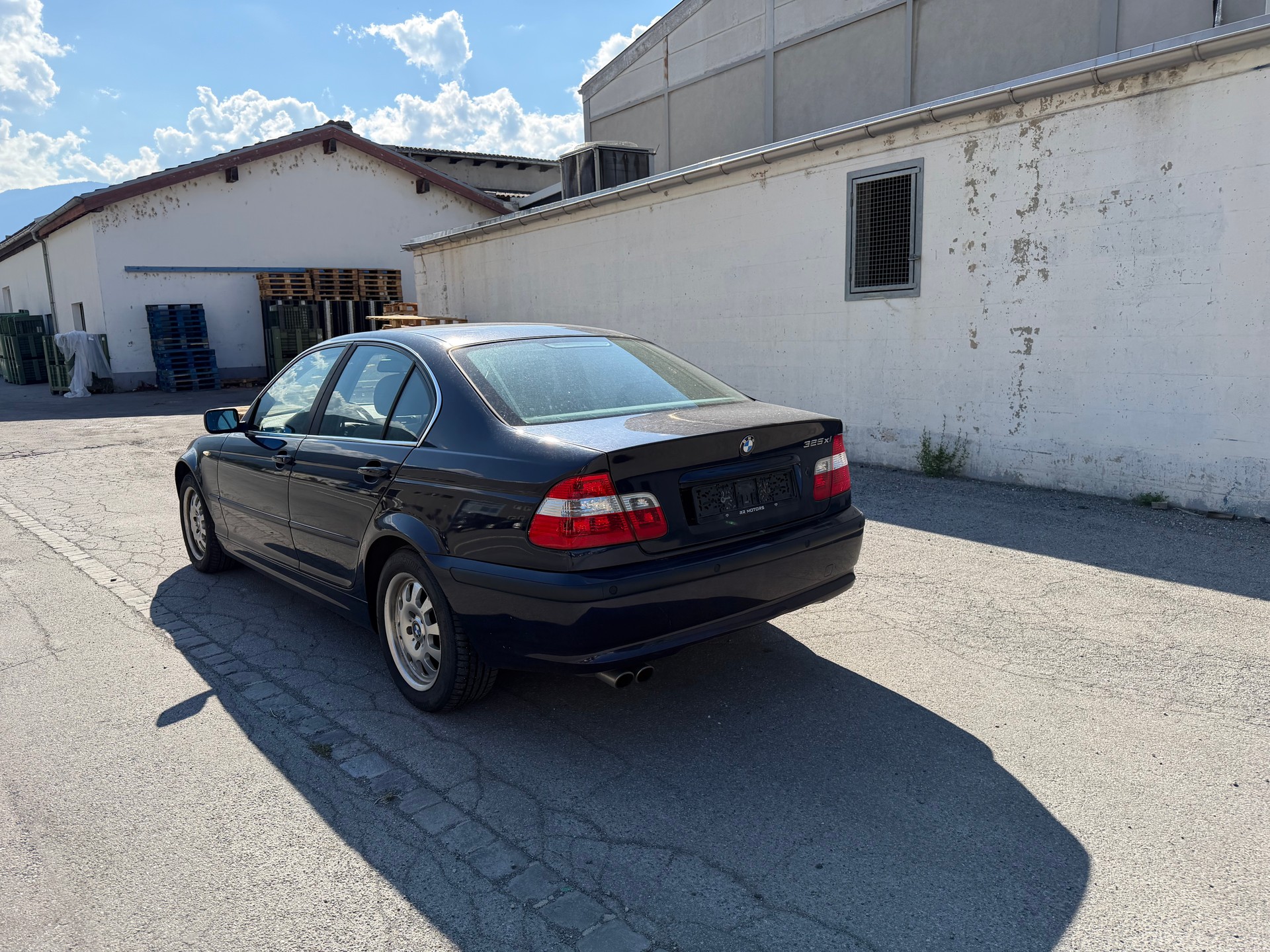 BMW 325xi-image-4