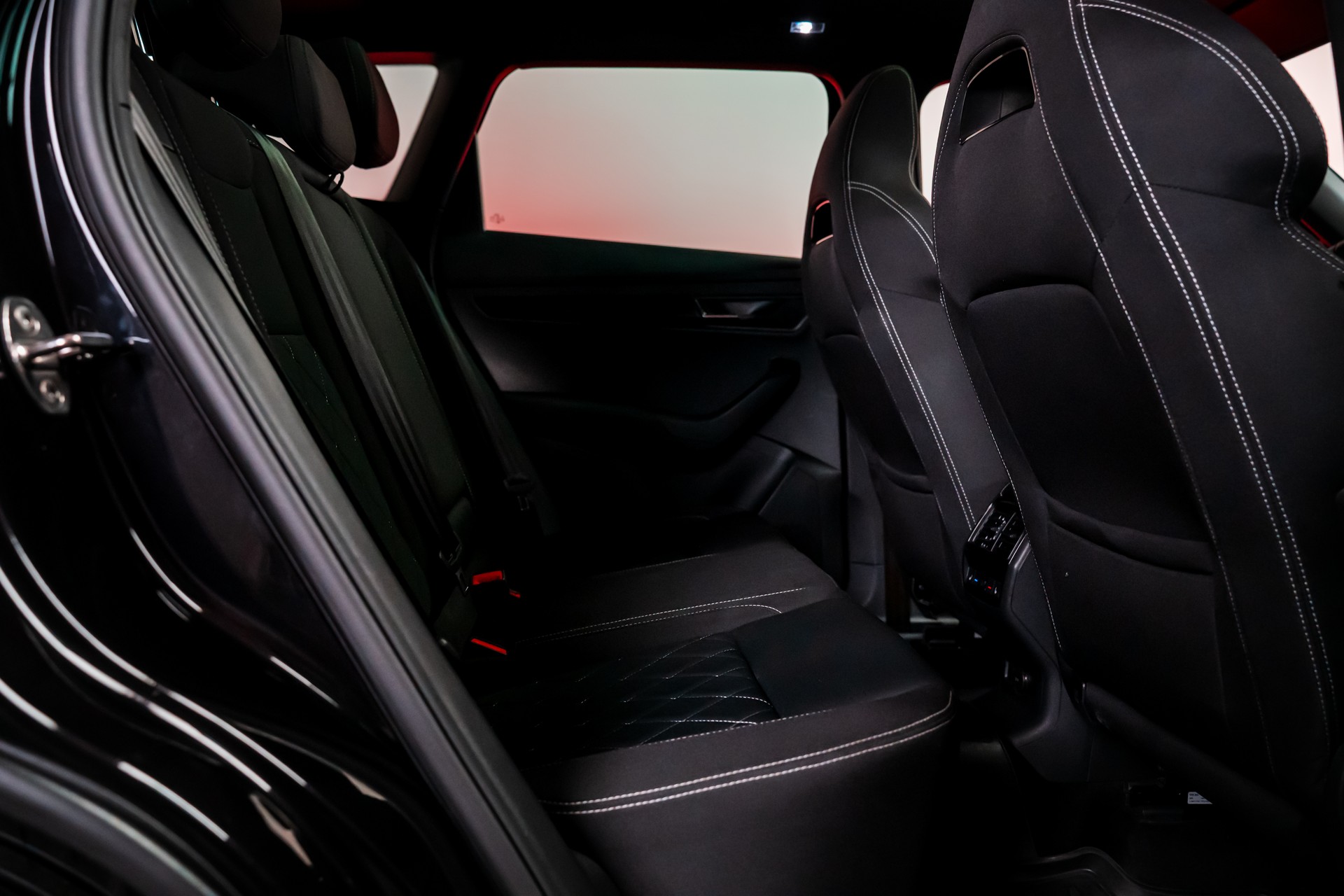 SKODA Karoq 2.0 TSI SportLine 4x4 DSG / Panoramadach / Parkassistent / Sitzheizung-image-13