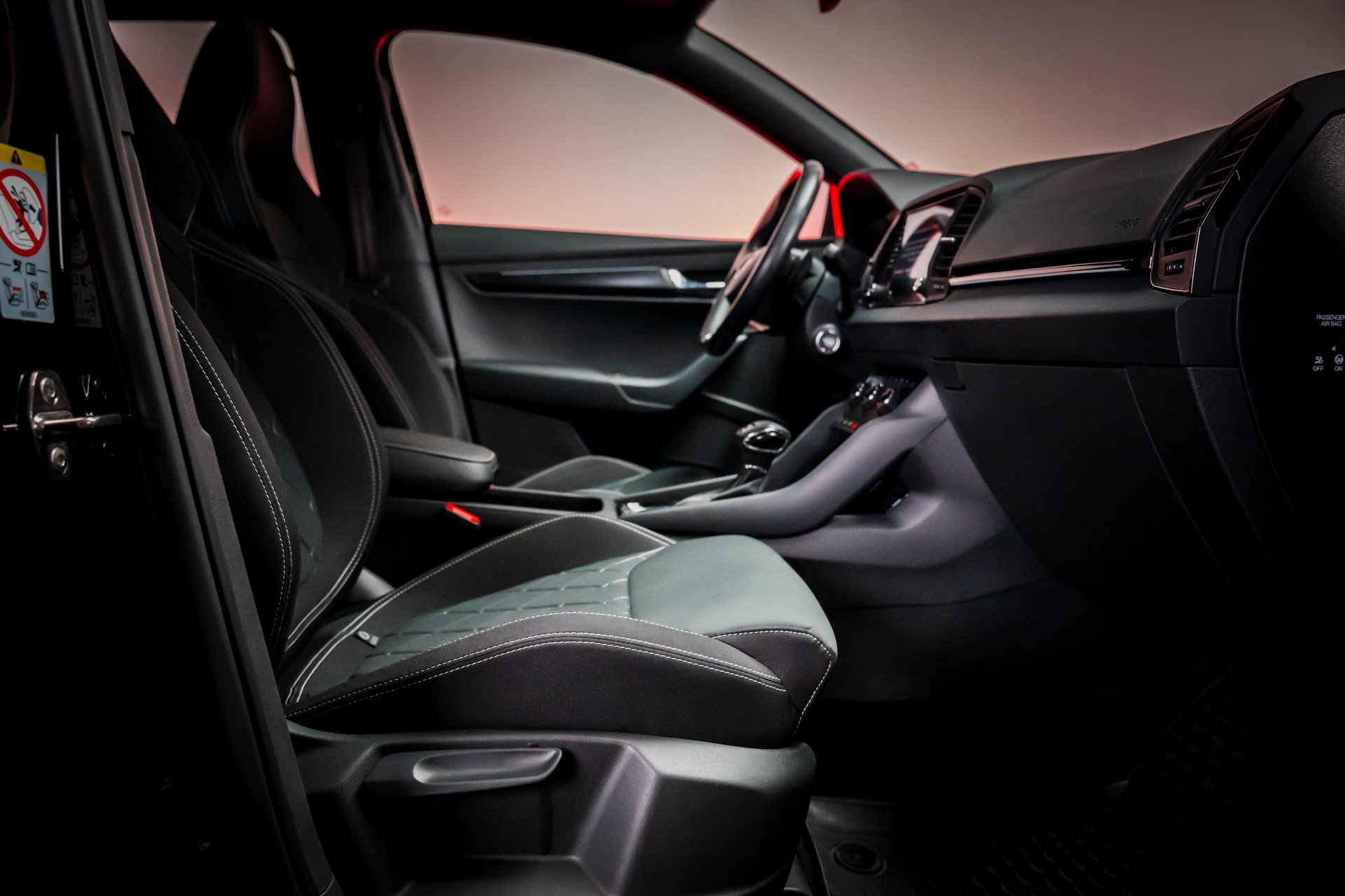 SKODA Karoq 2.0 TSI SportLine 4x4 DSG / Panoramadach / Parkassistent / Sitzheizung-image-11