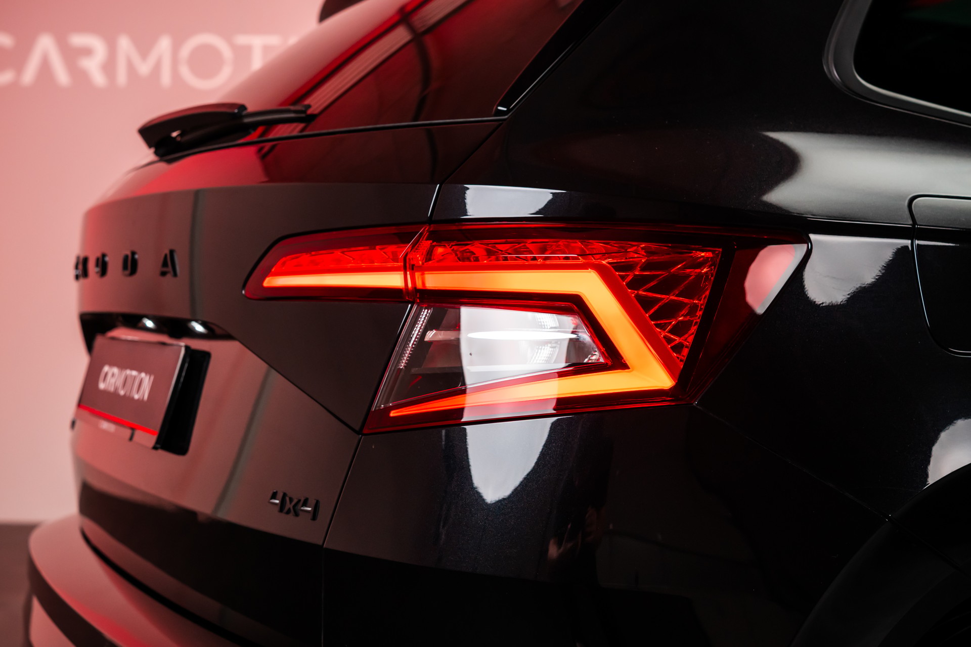 SKODA Karoq 2.0 TSI SportLine 4x4 DSG / Panoramadach / Parkassistent / Sitzheizung-image-21