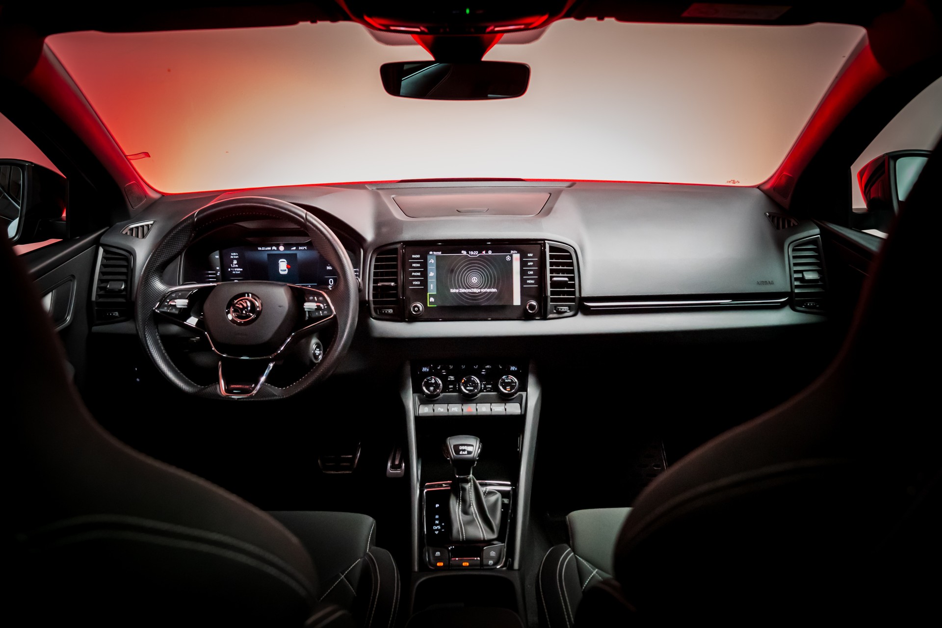SKODA Karoq 2.0 TSI SportLine 4x4 DSG / Panoramadach / Parkassistent / Sitzheizung-image-15