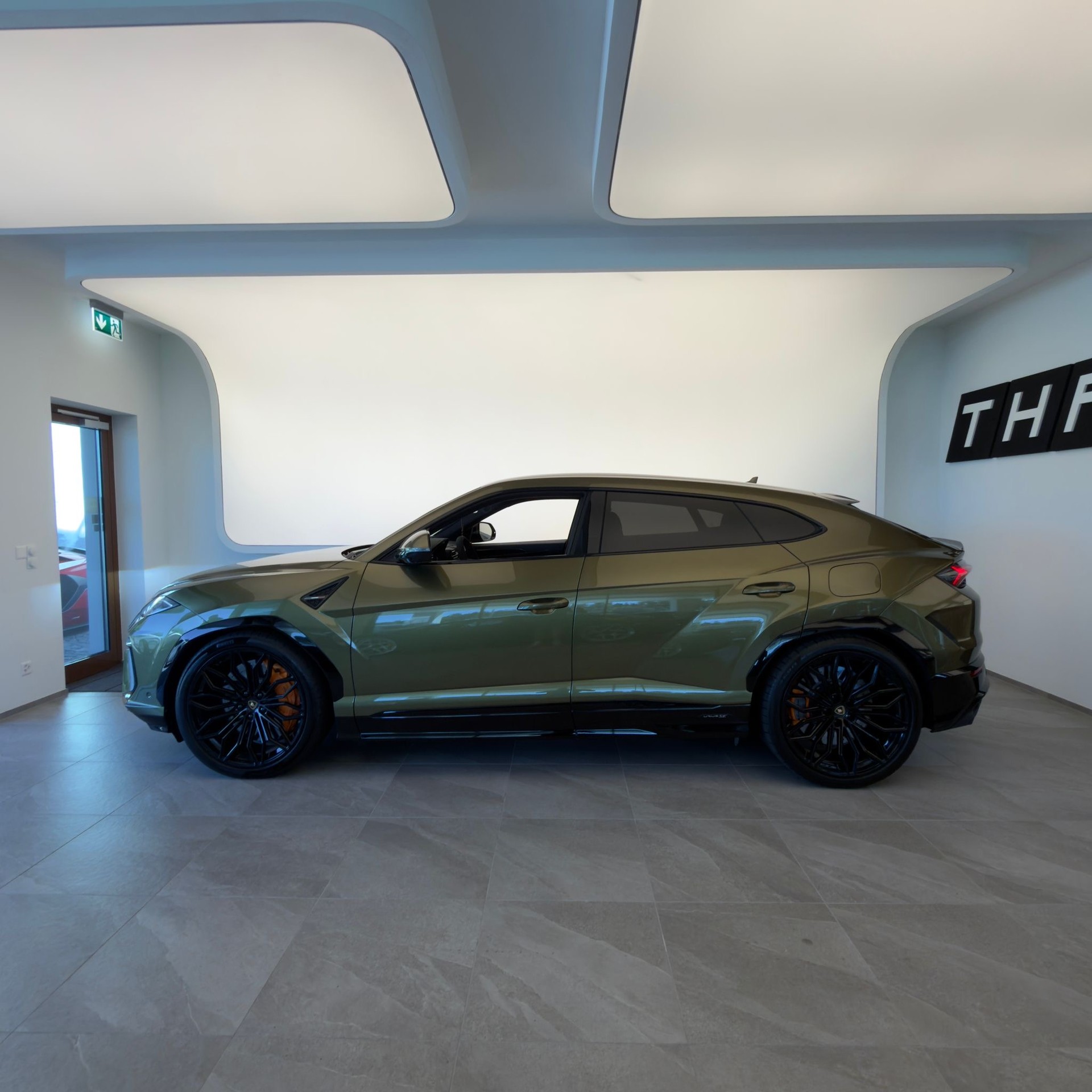 LAMBORGHINI Urus SE-showroom-element-2