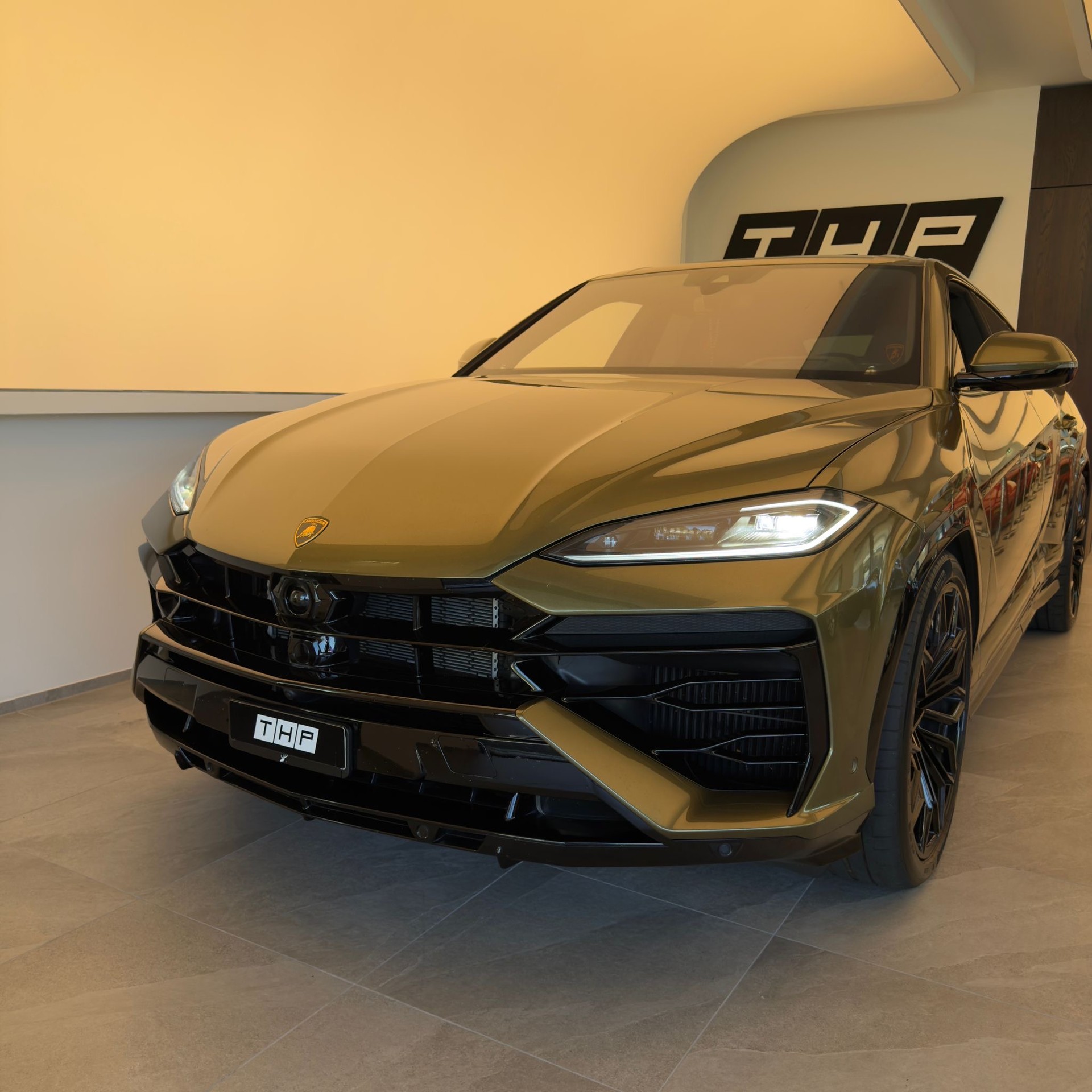 LAMBORGHINI Urus SE-showroom-element-1