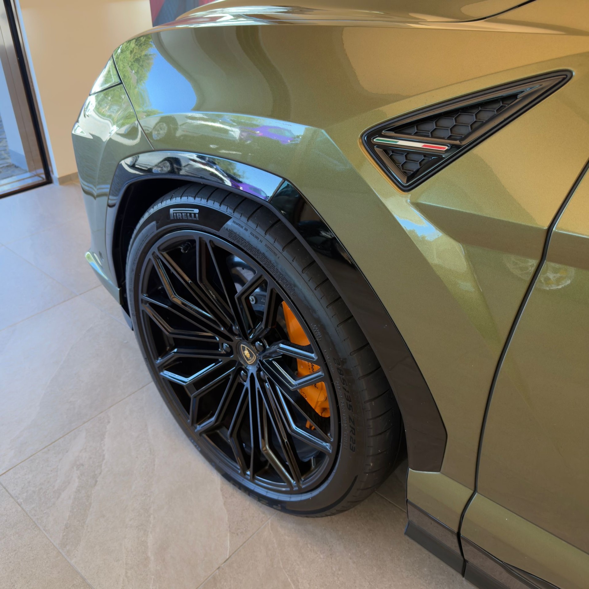 LAMBORGHINI Urus SE-showroom-element-3