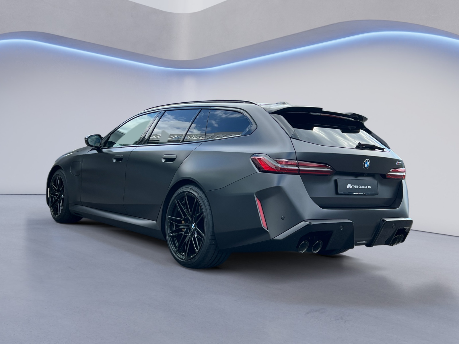 BMW M5 xDrive Touring-showroom-element-2