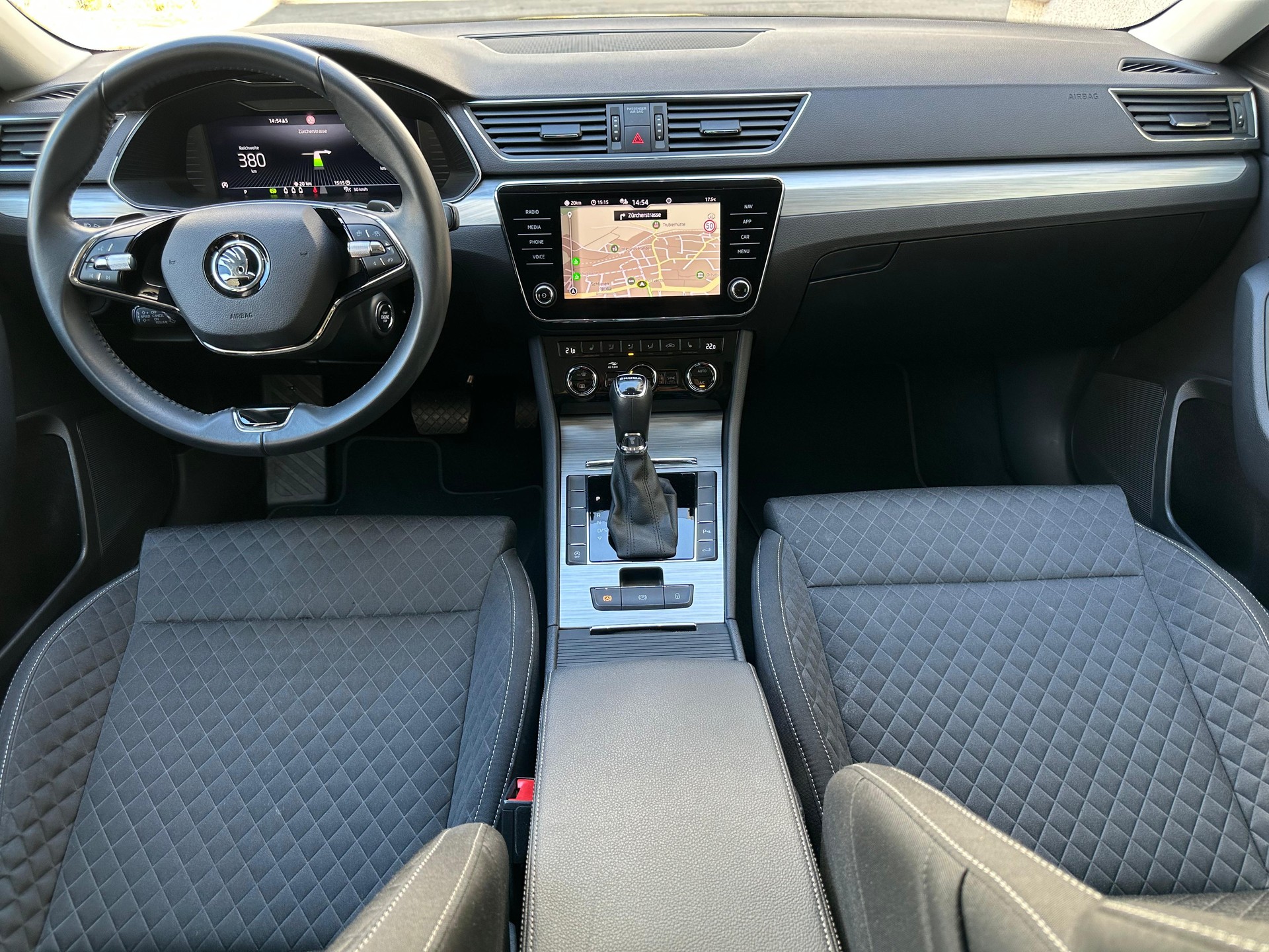 SKODA Superb Combi 2.0 TDi Ambition DSG / Aus erste Hand / Anhängerkupplung / Voll LED / Rückfahrtkamera / Frisch ab MFK und Service-image-12