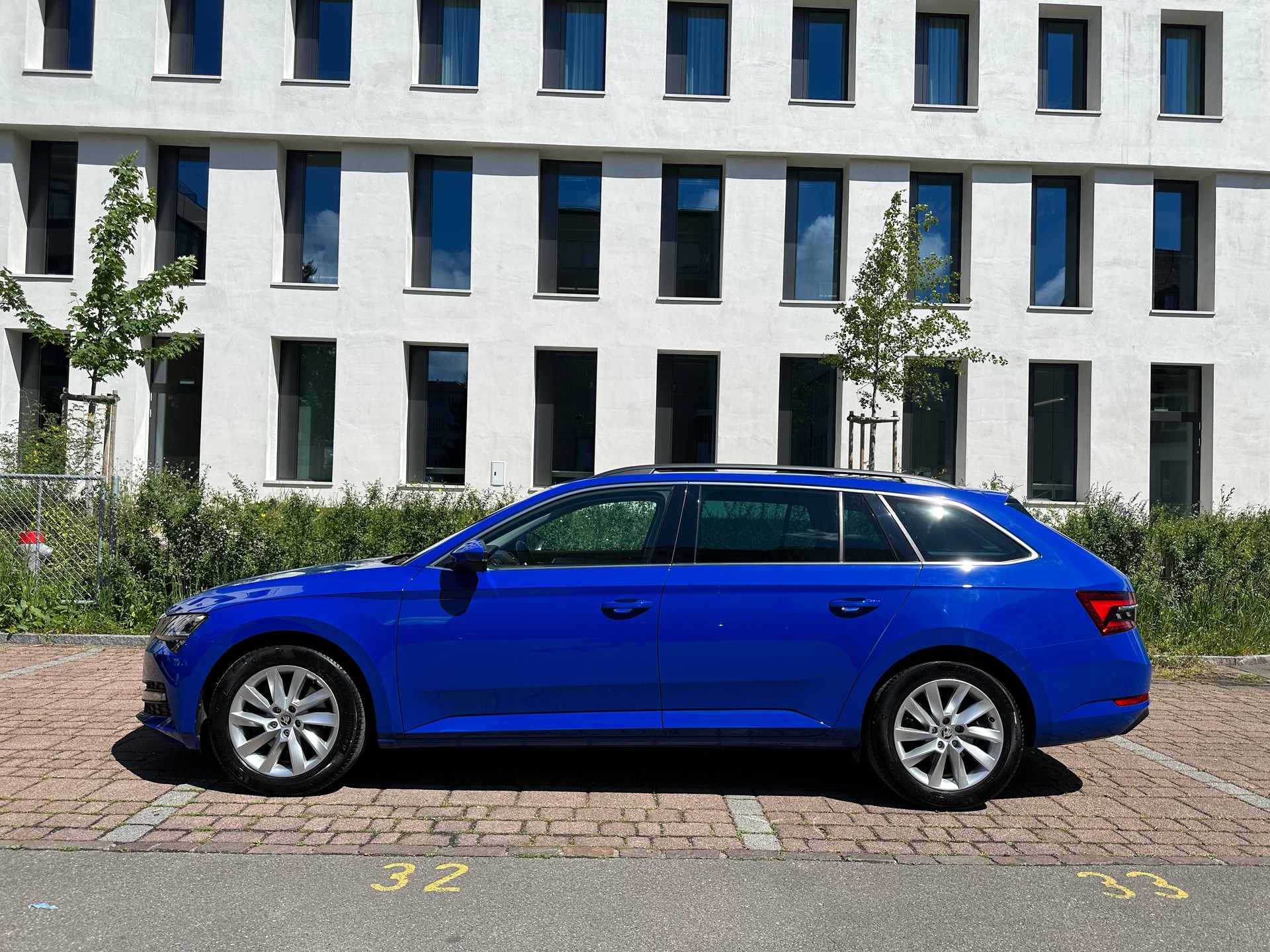 SKODA Superb Combi 2.0 TDi Ambition DSG / Aus erste Hand / Anhängerkupplung / Voll LED / Rückfahrtkamera / Frisch ab MFK und Service-image-4