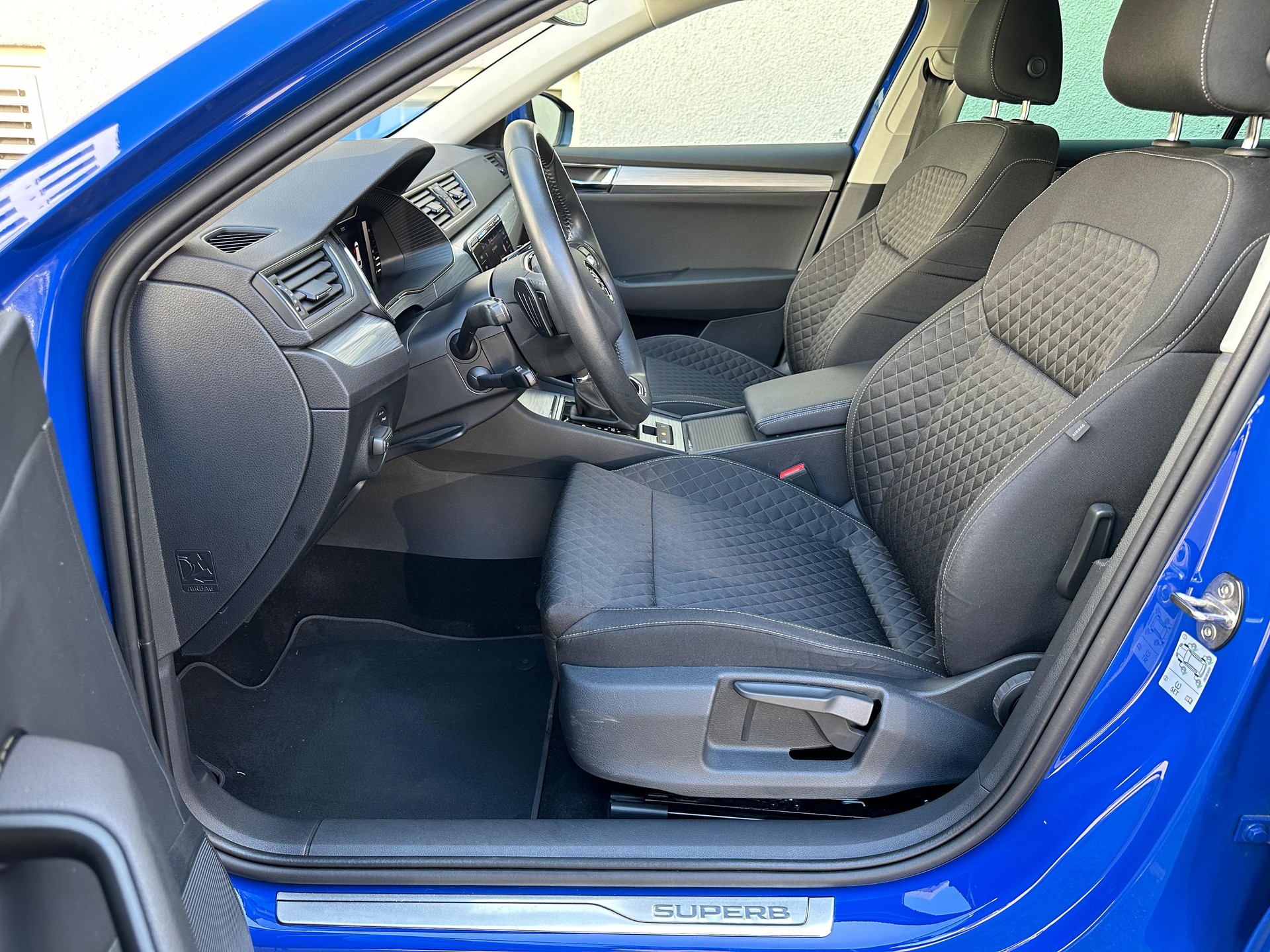 SKODA Superb Combi 2.0 TDi Ambition DSG / Aus erste Hand / Anhängerkupplung / Voll LED / Rückfahrtkamera / Frisch ab MFK und Service-image-10