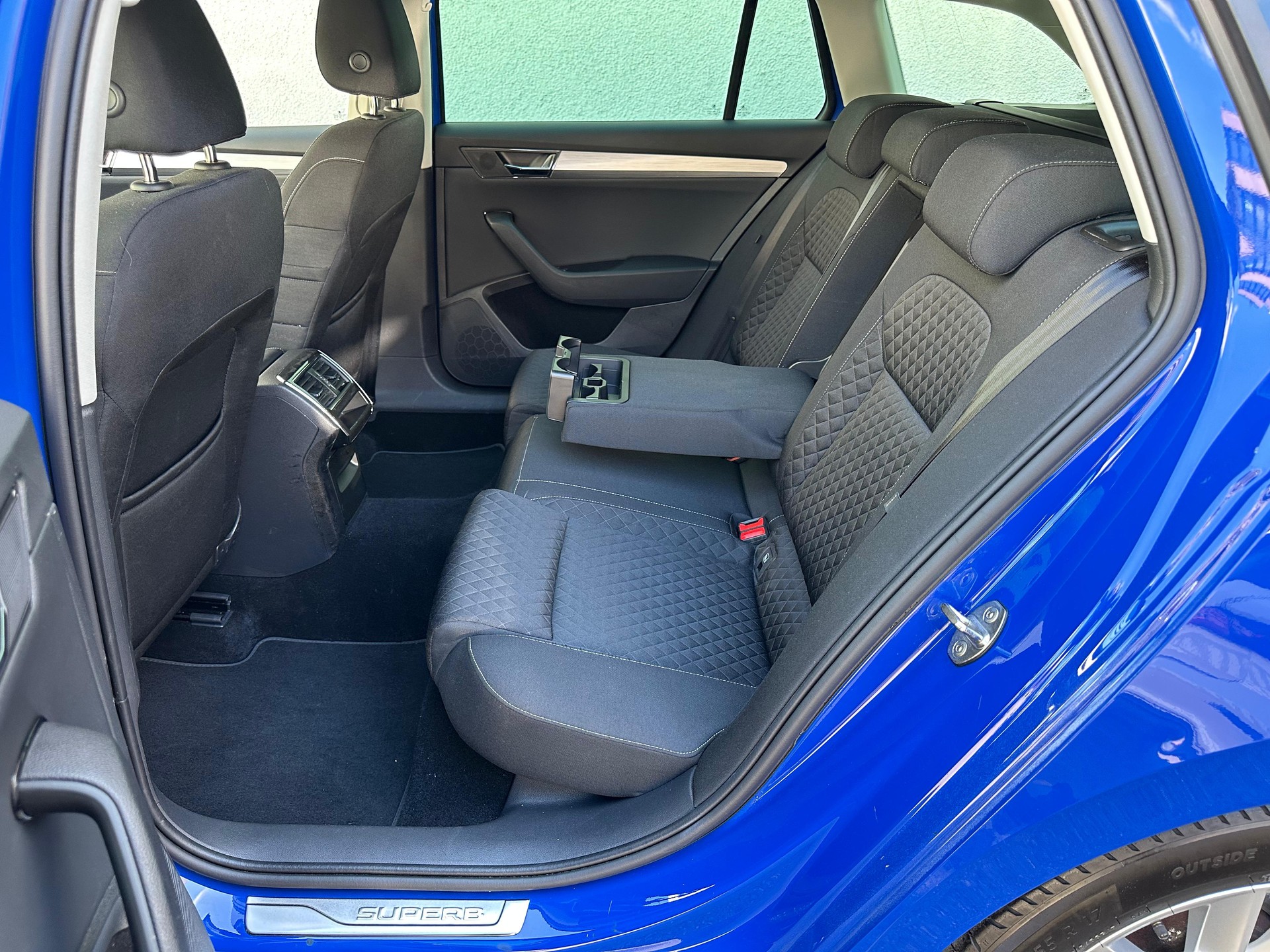 SKODA Superb Combi 2.0 TDi Ambition DSG / Aus erste Hand / Anhängerkupplung / Voll LED / Rückfahrtkamera / Frisch ab MFK und Service-image-11