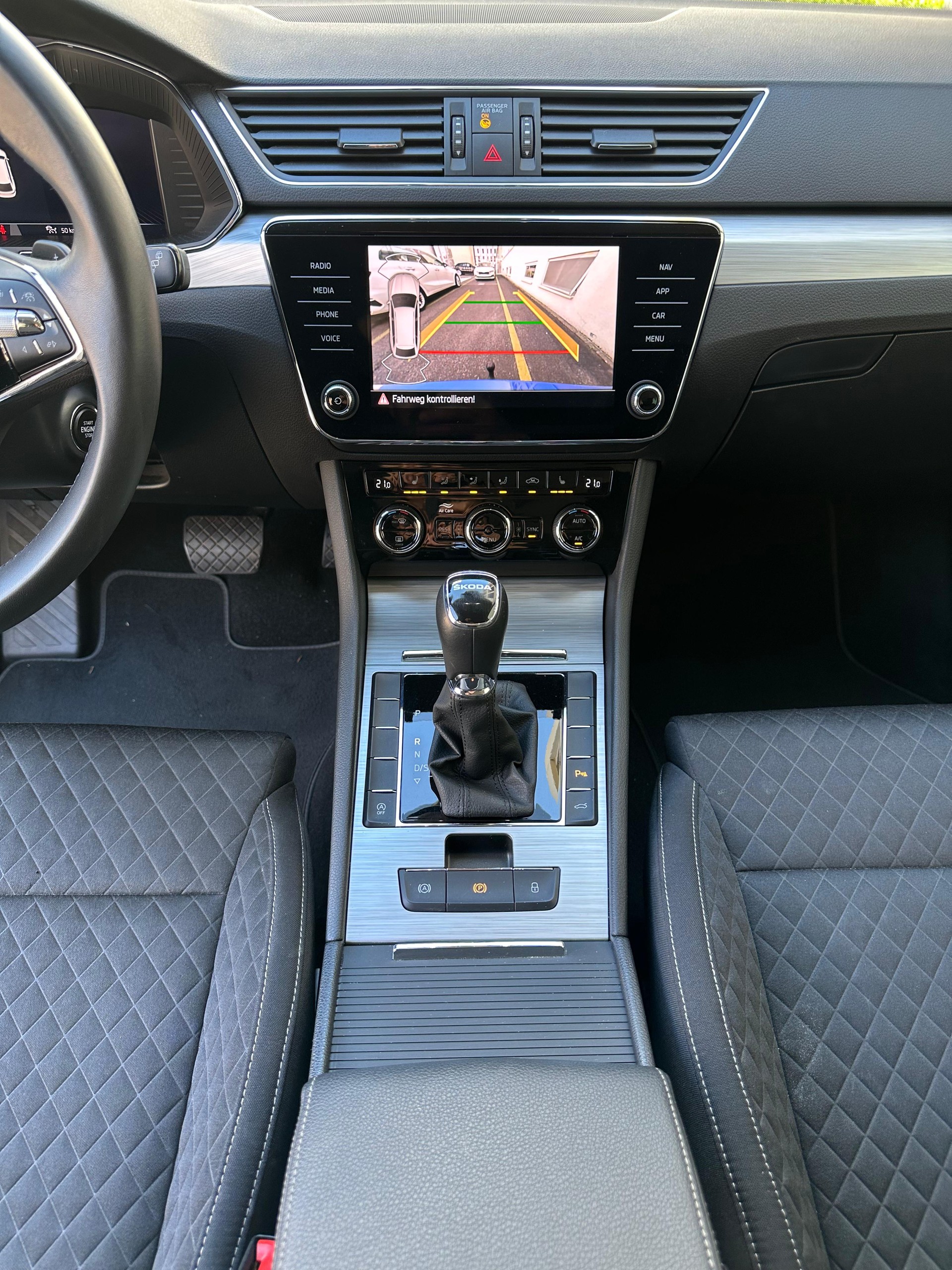 SKODA Superb Combi 2.0 TDi Ambition DSG / Aus erste Hand / Anhängerkupplung / Voll LED / Rückfahrtkamera / Frisch ab MFK und Service-image-13