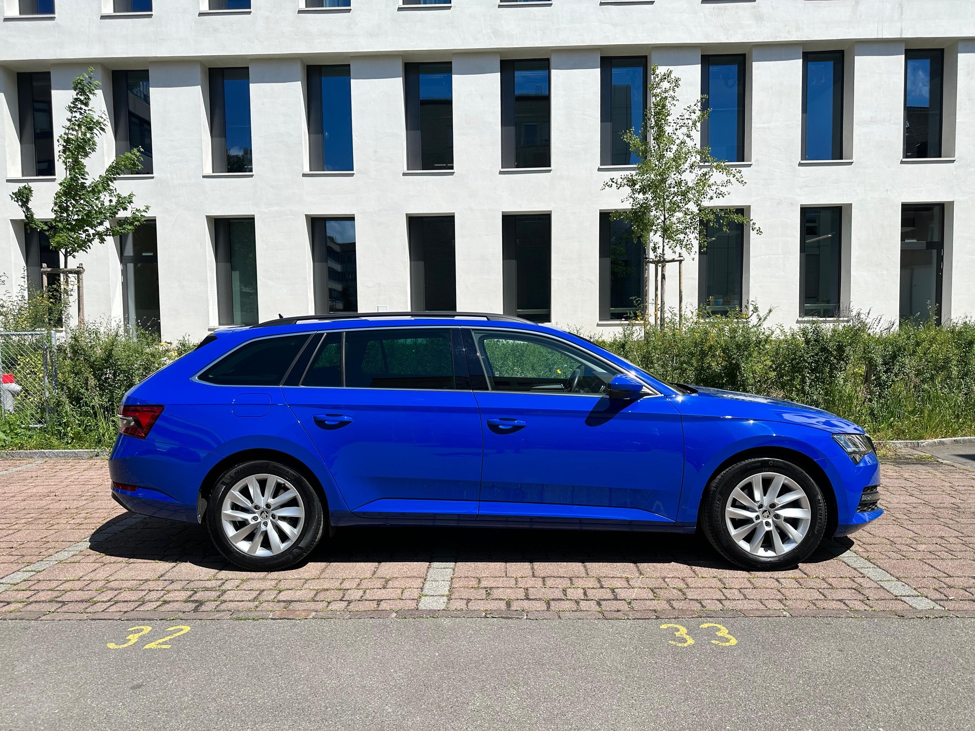 SKODA Superb Combi 2.0 TDi Ambition DSG / Aus erste Hand / Anhängerkupplung / Voll LED / Rückfahrtkamera / Frisch ab MFK und Service-image-3