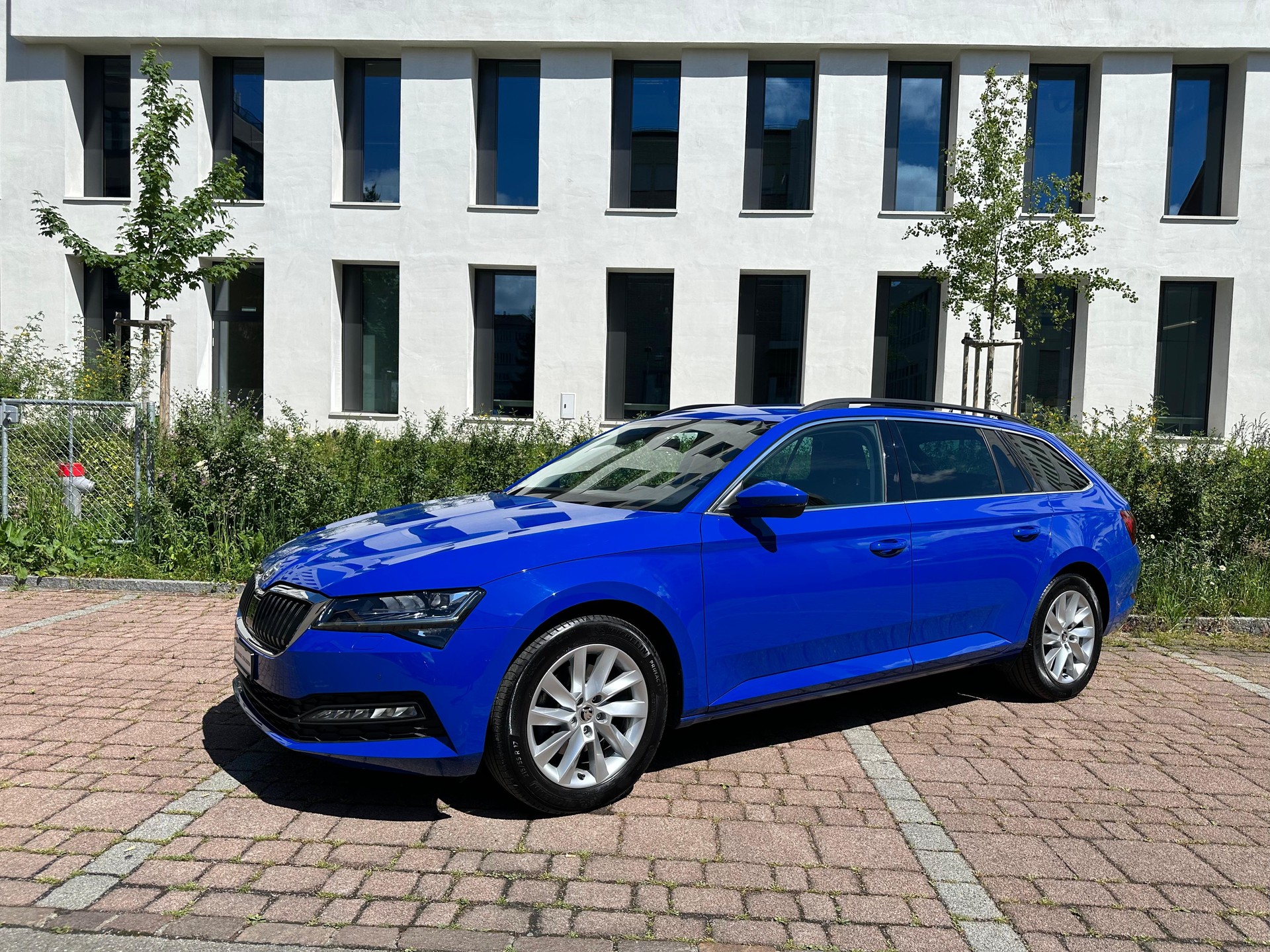 SKODA Superb Combi 2.0 TDi Ambition DSG / Aus erste Hand / Anhängerkupplung / Voll LED / Rückfahrtkamera / Frisch ab MFK und Service