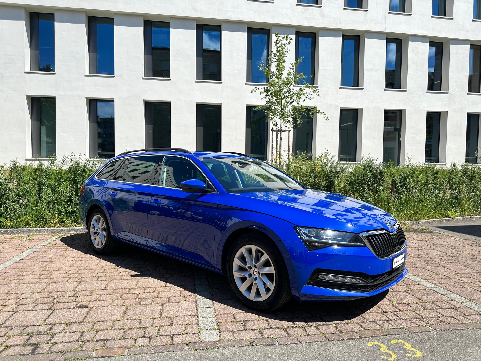 SKODA Superb Combi 2.0 TDi Ambition DSG / Aus erste Hand / Anhängerkupplung / Voll LED / Rückfahrtkamera / Frisch ab MFK und Service-image-1