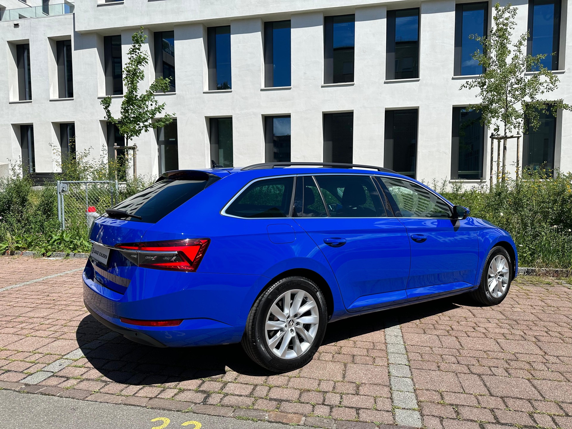SKODA Superb Combi 2.0 TDi Ambition DSG / Aus erste Hand / Anhängerkupplung / Voll LED / Rückfahrtkamera / Frisch ab MFK und Service-image-5