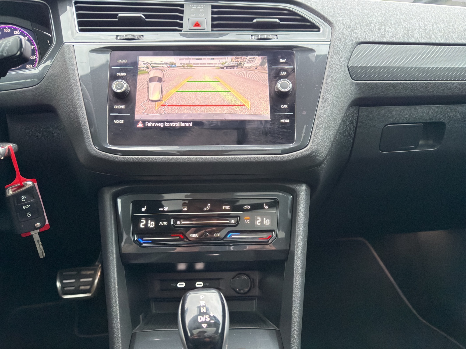 VW Tiguan 2.0TSI R 4Motion DSG-image-16