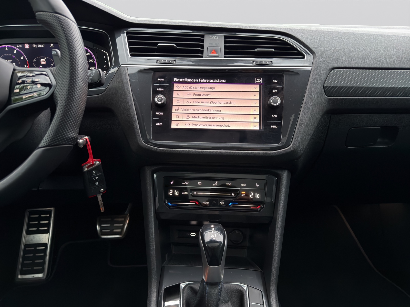 VW Tiguan 2.0TSI R 4Motion DSG-image-18