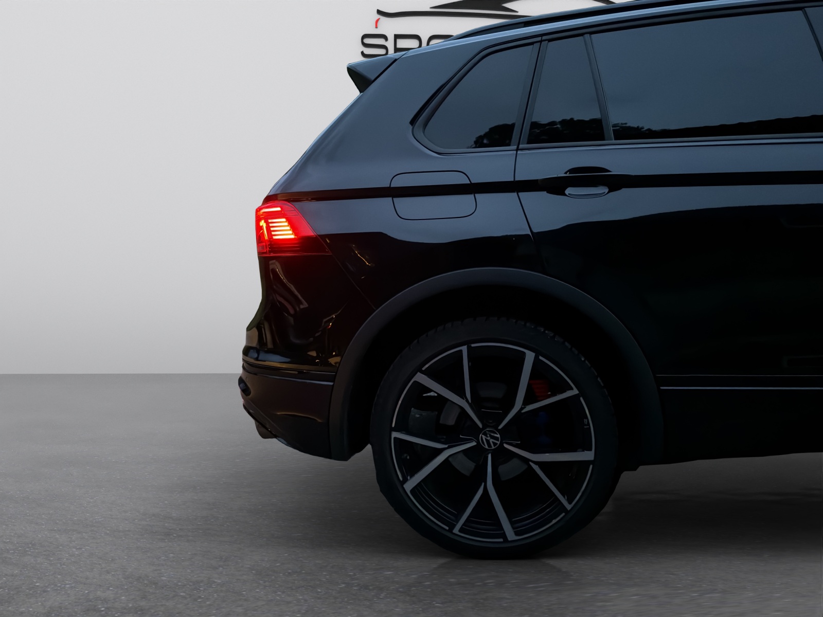 VW Tiguan 2.0TSI R 4Motion DSG-image-28