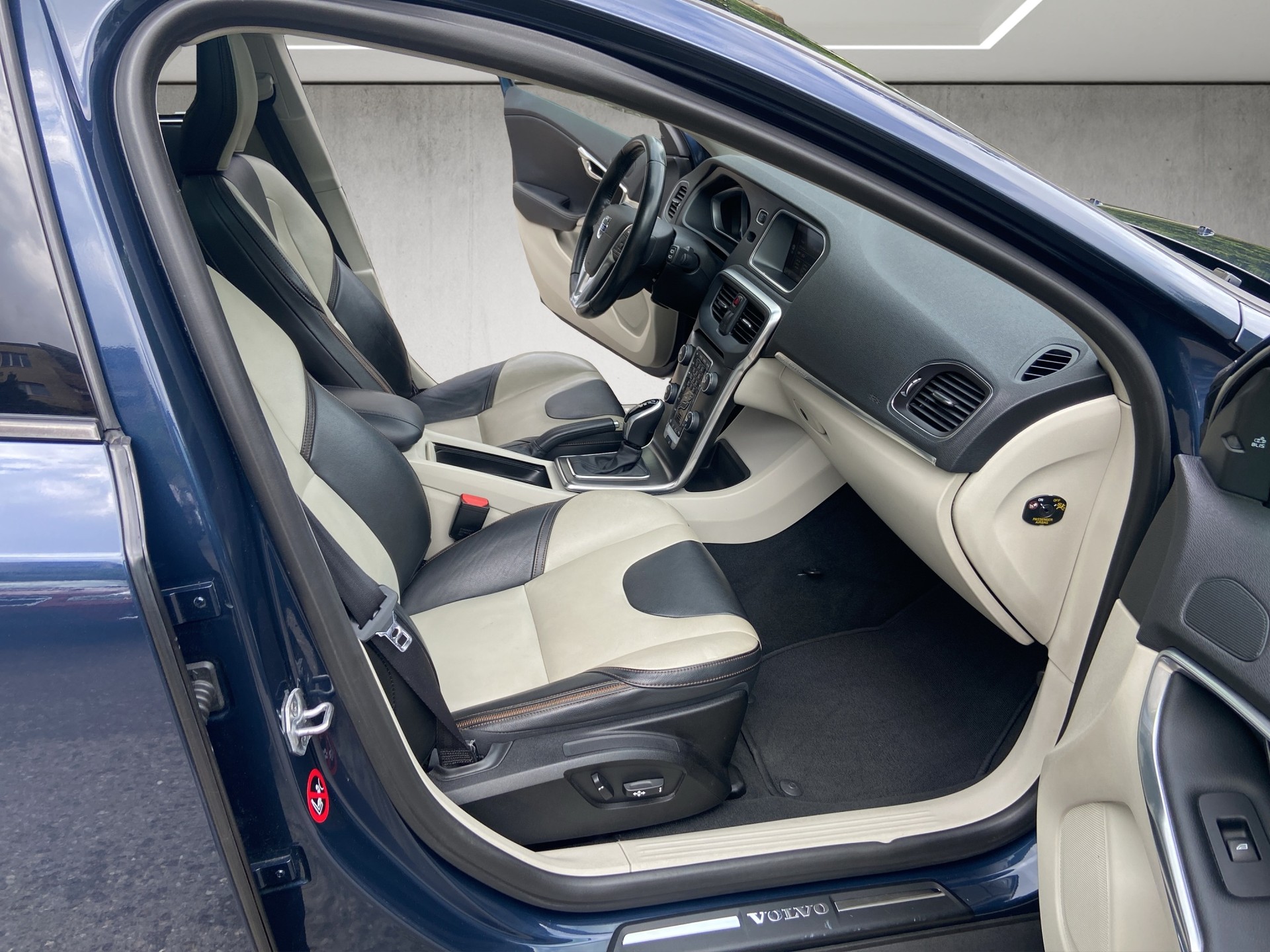 VOLVO V40 Cross Country T4 2.0 AWD Summum Geartronic-image-12